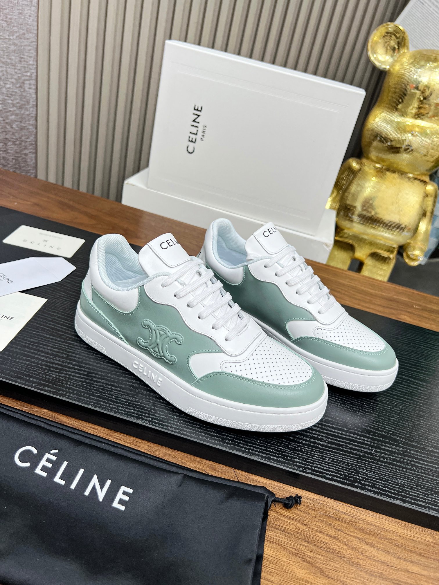 NO:347229,CELINE Block Triomphe sneakers BLOCK TRIOMPHE cowhide leather wedge sneakers thick-soled white shoes. The back top and side imprints CELINE logo thick-soled bread shoes are simple and comfortable, clean and neat, and increase the height and make your legs thin. Whether you are wearing it alone or with wide-leg pants, you can make it together with high street and retro CELINE girls Size 35-44 (men's size 10), celine,celine,sneakers,cowhide19860909CELINE赛琳Block Triomphe 运动鞋 BLOCK TRIOMPHE牛皮革坡跟运动鞋厚底小白鞋 鞋后帮和侧面压印CELINE标志厚底面包鞋简单舒服,干净利落,增高显腿细无论是单穿还是搭配阔腿裤,高街又复古一起来做 CELINE女孩 尺码35-44（男码10）,,celine,celine,sneakers,cowhide,Men's shoes