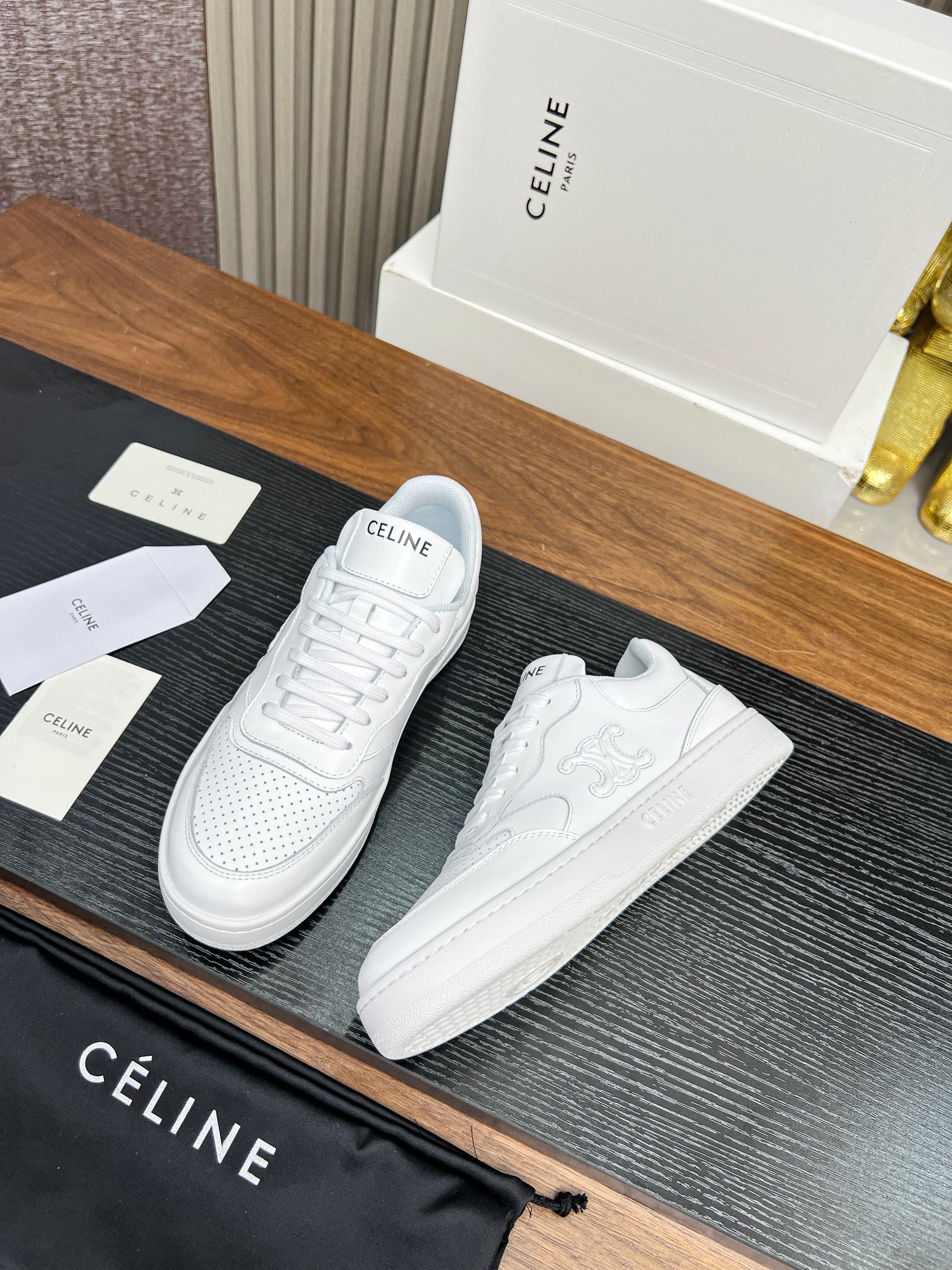 NO:226386,Men and women CELINE. celine Block Triomphe sneakers BLOCK TRIOMPHE cowhide leather wedge sneakers thick-soled white shoes. The back top and side imprint CELINE logo thick-soled bread shoes are simple and comfortable, clean and neat, and increase the height and make your legs thin. Whether you are wearing it alone or with wide-leg pants, you can make it together in high street and retro CELINE girls size 35-45, casual shoes/sports shoes, celine, celine, sneakers, cowhide19860909男女 CELINE.年celine赛琳Block Triomphe 运动鞋 BLOCK TRIOMPHE牛皮革坡跟运动鞋厚底小白鞋 鞋后帮和侧面压印CELINE标志厚底面包鞋简单舒服,干净利落,增高显腿细无论是单穿还是搭配阔腿裤,高街又复古一起来做 CELINE女孩 尺码35-45,休闲鞋/运动鞋,celine,celine,sneakers,cowhide,Women's Shoes