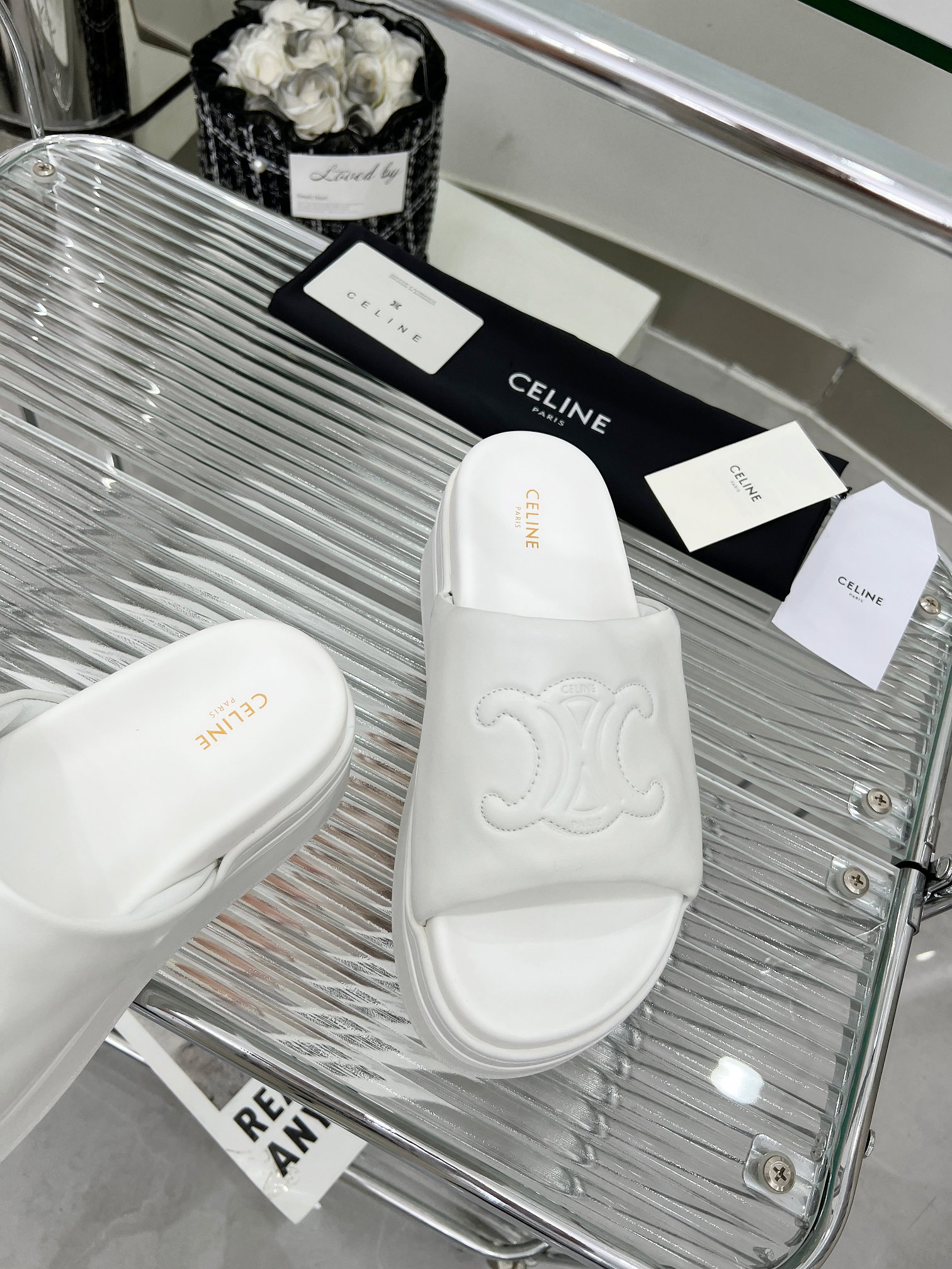 NO:262406,CELINE's new short-limbed slippers were born!! Lambskin material, soft~ I put my feet on and relaxed, hehe comfort level~~100 seconds to become long legs, short people's gospel hahahahahahahahahahahaha hurry up!! Size 35-40, slippers, celine, slippers, sheepskin19860909CELINE新款矮子乐拖鞋诞生!! 小羊皮材质,软乎乎~上脚一整个安逸住嘿嘿舒适度尊嘟~~100 秒变大长腿 矮个子福音啊哈哈哈哈哈哈赶紧冲!! 尺码35-40,拖鞋,celine,slippers,sheepskin,Women's Shoes