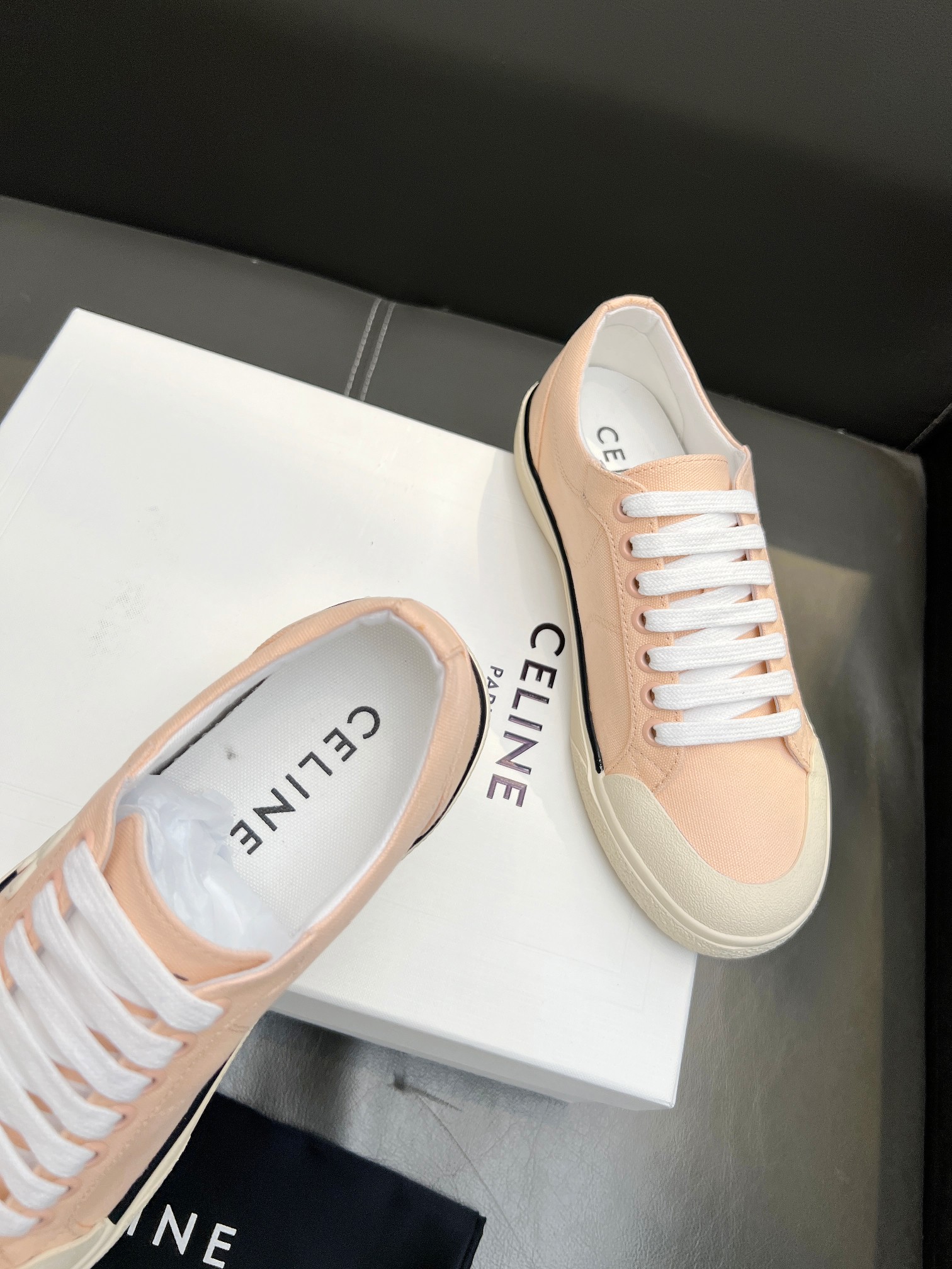NO:262409,Celine 25 new white shoes, milky white canvas surface, classic Arc de Triomphe logo ultralight and comfortable foot feeling Size 35-44, casual shoes/sports shoes, celine, sneakers19860909Celine 25新款小白鞋,奶白色的帆布面,经典凯旋门的logo超轻舒适的脚感 尺码35-44,休闲鞋/运动鞋,celine,sneakers,Women's Shoes