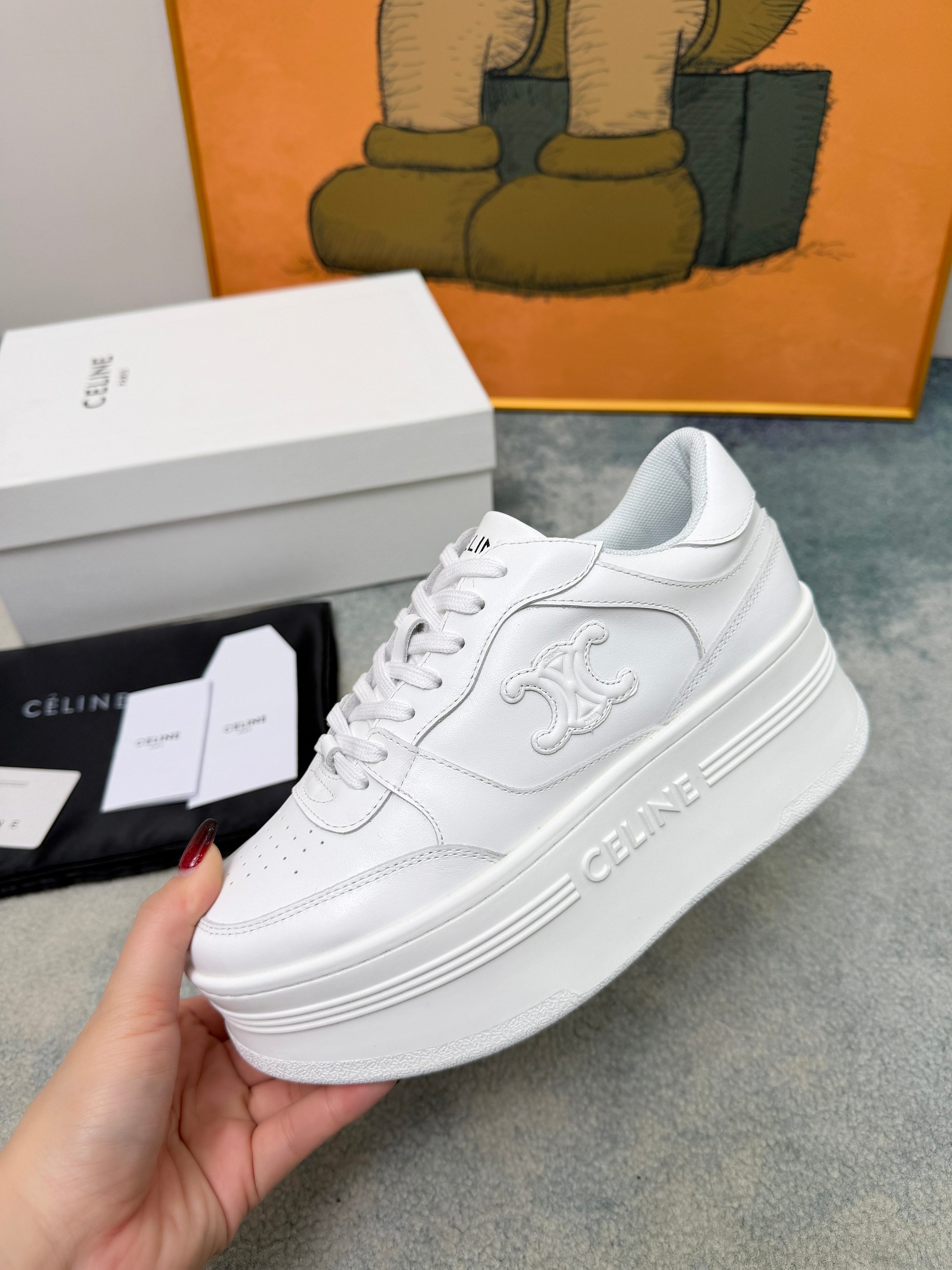 NO:669657,CELINE. 2026 spring new celine Block Triomphe sneakers BLOCK TRIOMPHE cow leather wedge sneakers thick-soled white shoes CELINE logo embossed on the back and side of the shoe Thick-soled bread shoes are simple and comfortable, clean and neat, increase the height and show slender legs Whether worn alone or paired with wide-leg pants, high street and retro Size 35-40, casual shoes/sports shoes, celine, celine, sneakers, cowhide19860909CELINE.2026年春季新款celine赛琳 Block Triomphe 运动鞋 BLOCK TRIOMPHE牛皮革坡跟运动鞋厚底小白鞋 鞋后帮和侧面压印CELINE标志厚底面包鞋简单舒服,干净利落,增高显腿细无论是单穿还是搭配阔腿裤,高街又复古 尺码35-40,休闲鞋/运动鞋,celine,celine,sneakers,cowhide,Women's Shoes