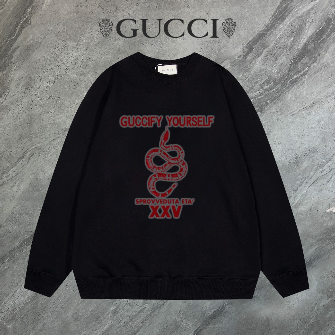 《支持年后退换 （高版本卫衣） 【长期现货】 〖 GUCCI~古驰〗采用440g重磅面料 区别市场通货，随意搭配各种都是妥妥的帅气😎衣服整体用双坎肩做法，双坎肩做法使整件衣服更加有立体感觉，不是一般工厂能做到如此精细的工种 2025 T…