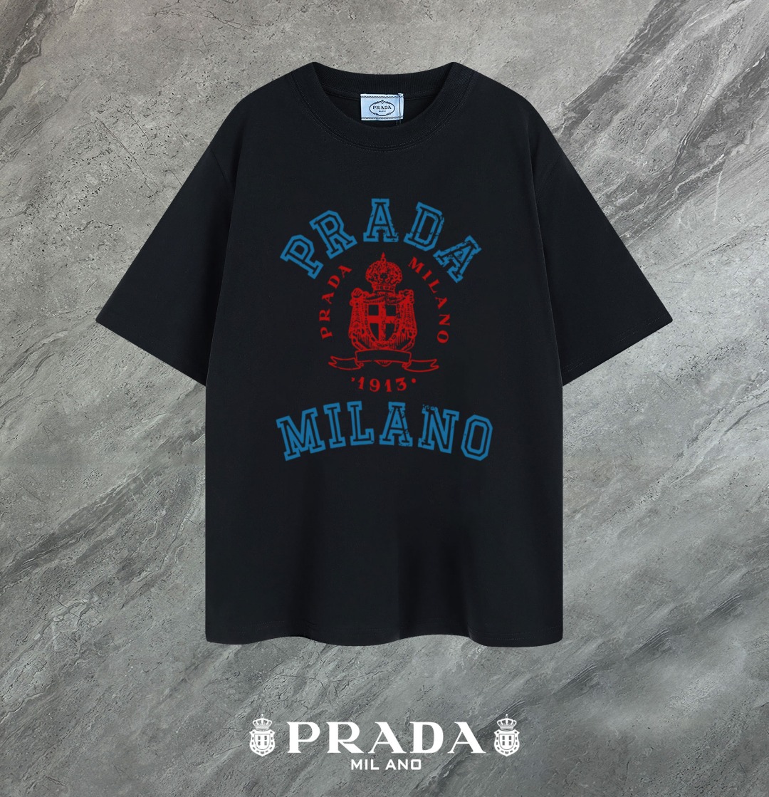 —PRADA ~ Prada— 〗 2025 nueva camiseta de manga corta con cuello redondo de alta calidad, teñida a medida, muy cómoda al…