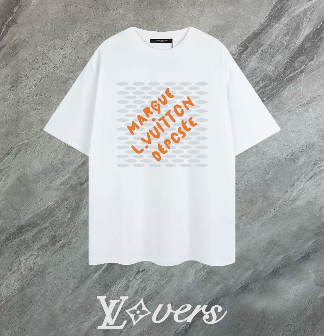 NO:123909,〖Louis Vuitton LV〗2025 new high-quality round neck short-sleeved T-shirt with cuffs with imported embroidered logos, customized and dyed, and feels very comfortable. A super versatile and beautiful short-sleeved style with complete three-standard versions, non-market comparison at will, absolutely guaranteed quality!  First of all, this original fabric is made of 32 double yarn fabrics. 250G grams of weight is the same. The workmanship is fine. It uses double vest method, double vest method, and double vest method to make the whole dress more three-dimensional. It is not a process that ordinary T-shirts can achieve. S-M-L-XL-2XL Colors Black, White, Apricot color for men and women, louis vuitton,louis vuitton,T-shirt,tees,t-shirt,alexander wang19860909〖 路易威登 LV 〗2025新款高品质圆领短袖T恤 袖口车有进口绣花标 定制定染,手感非常舒服 超级百搭好看的一款短袖 三标齐全 非市场普通版本 随意对比 品质绝对保证！ 首先这款原版面料全部定织用32支双纱面料 250G 克重都是一样的做工精细,采用双坎肩做法,双坎肩做法,双坎肩做法使整件衣服更加有立体感觉,不是普通T恤所能达到的工艺 码数S-M-L-XL-2XL 颜色黑色,白色, 杏色男女同款,,louis vuitton,louis vuitton,T-shirt,tees，t-shirt,alexander wang,Men's clothing