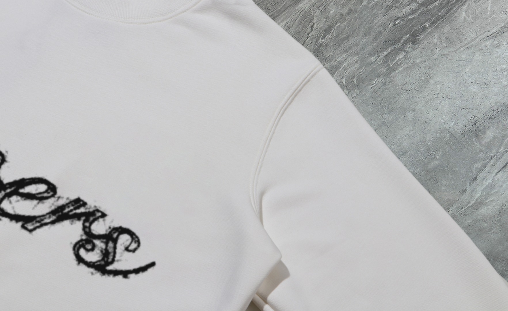 🅿110 爆款上架🔥❗
💫〖 路易威登  LV 〗 时尚圆领卫衣
随意搭配各种都是妥妥的帅气😎衣服整体用双坎肩做法，双坎肩做法使整件衣服更加有立体感觉，
不是一般工厂能做到如此精细的工种
2025春款专柜在售，精致圆领毛圈卫衣  高端双股纯棉 定制拉架罗纹同缸同染  三标齐全 
胸口工艺采用胸前简约大气的精致图案，任何年龄段都轻松驾驭！
贴身舒适！定制加厚440克毛圈卫衣面料，摸起来柔软舒适，版型立体有形！🙌🏻
且非常的透气，随便搭件衣服就能出门的百搭款！✔
颜色：黑色  白色 杏色
码数：S M L XL 2XL