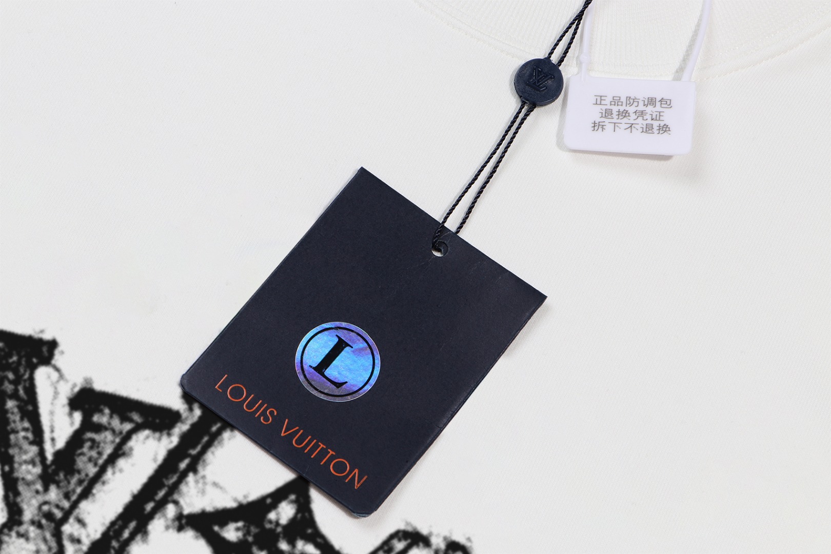 🅿110 爆款上架🔥❗
💫〖 路易威登  LV 〗 时尚圆领卫衣
随意搭配各种都是妥妥的帅气😎衣服整体用双坎肩做法，双坎肩做法使整件衣服更加有立体感觉，
不是一般工厂能做到如此精细的工种
2025春款专柜在售，精致圆领毛圈卫衣  高端双股纯棉 定制拉架罗纹同缸同染  三标齐全 
胸口工艺采用胸前简约大气的精致图案，任何年龄段都轻松驾驭！
贴身舒适！定制加厚440克毛圈卫衣面料，摸起来柔软舒适，版型立体有形！🙌🏻
且非常的透气，随便搭件衣服就能出门的百搭款！✔
颜色：黑色  白色 杏色
码数：S M L XL 2XL