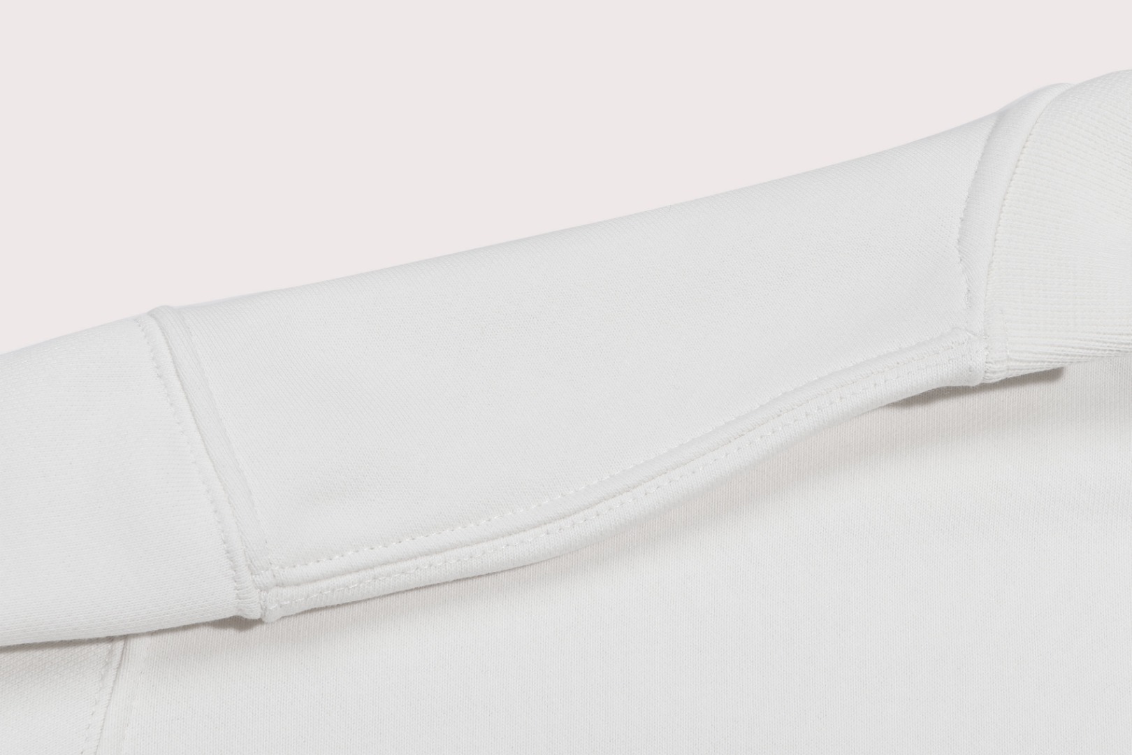 🅿110 爆款上架🔥❗
💫〖 路易威登  LV 〗 时尚圆领卫衣
随意搭配各种都是妥妥的帅气😎衣服整体用双坎肩做法，双坎肩做法使整件衣服更加有立体感觉，
不是一般工厂能做到如此精细的工种
2025春款专柜在售，精致圆领毛圈卫衣  高端双股纯棉 定制拉架罗纹同缸同染  三标齐全 
胸口工艺采用胸前简约大气的精致图案，任何年龄段都轻松驾驭！
贴身舒适！定制加厚440克毛圈卫衣面料，摸起来柔软舒适，版型立体有形！🙌🏻
且非常的透气，随便搭件衣服就能出门的百搭款！✔
颜色：黑色  白色 杏色
码数：S M L XL 2XL