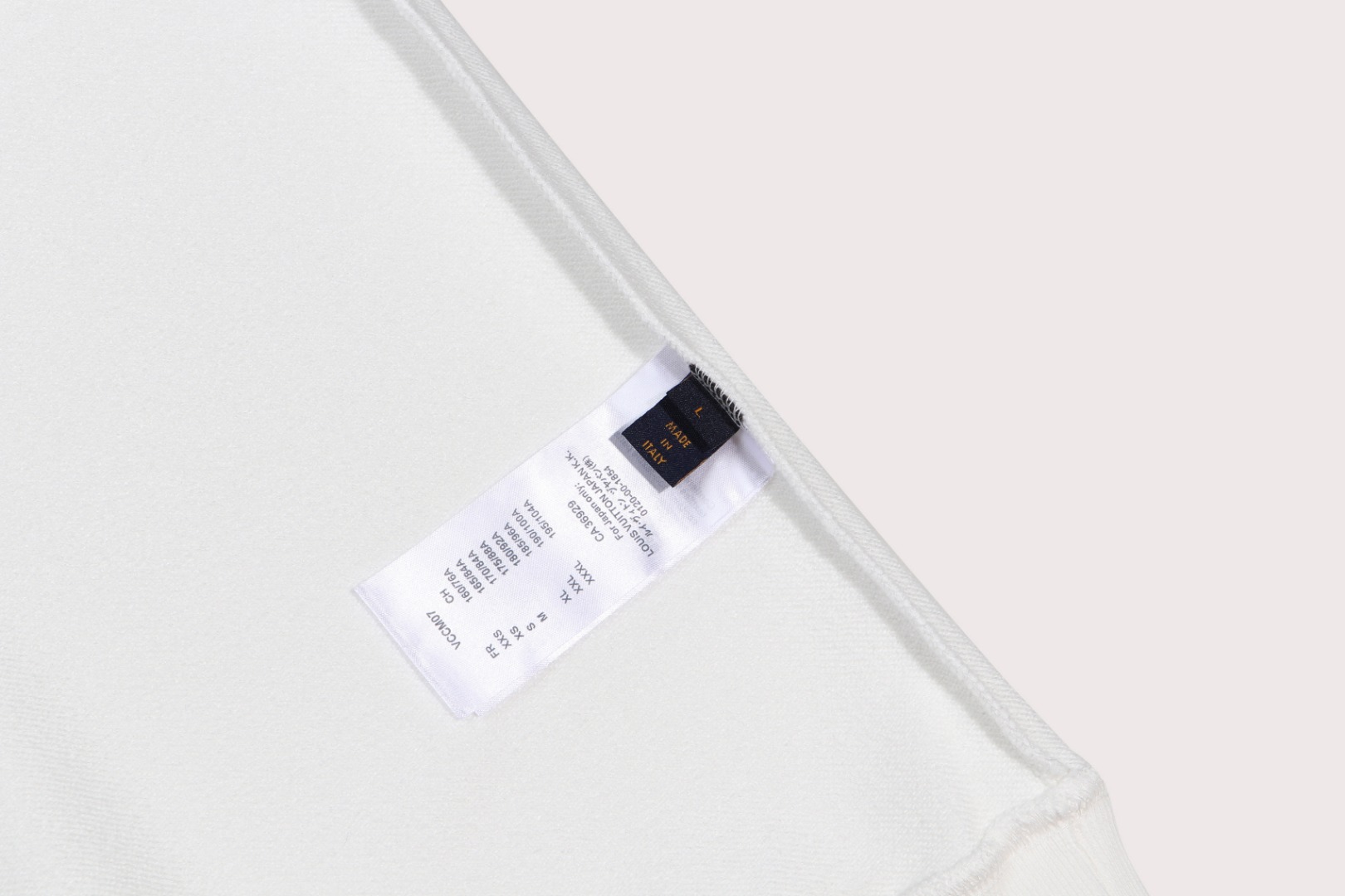 🅿110 爆款上架🔥❗
💫〖 路易威登  LV 〗 时尚圆领卫衣
随意搭配各种都是妥妥的帅气😎衣服整体用双坎肩做法，双坎肩做法使整件衣服更加有立体感觉，
不是一般工厂能做到如此精细的工种
2025春款专柜在售，精致圆领毛圈卫衣  高端双股纯棉 定制拉架罗纹同缸同染  三标齐全 
胸口工艺采用胸前简约大气的精致图案，任何年龄段都轻松驾驭！
贴身舒适！定制加厚440克毛圈卫衣面料，摸起来柔软舒适，版型立体有形！🙌🏻
且非常的透气，随便搭件衣服就能出门的百搭款！✔
颜色：黑色  白色 杏色
码数：S M L XL 2XL