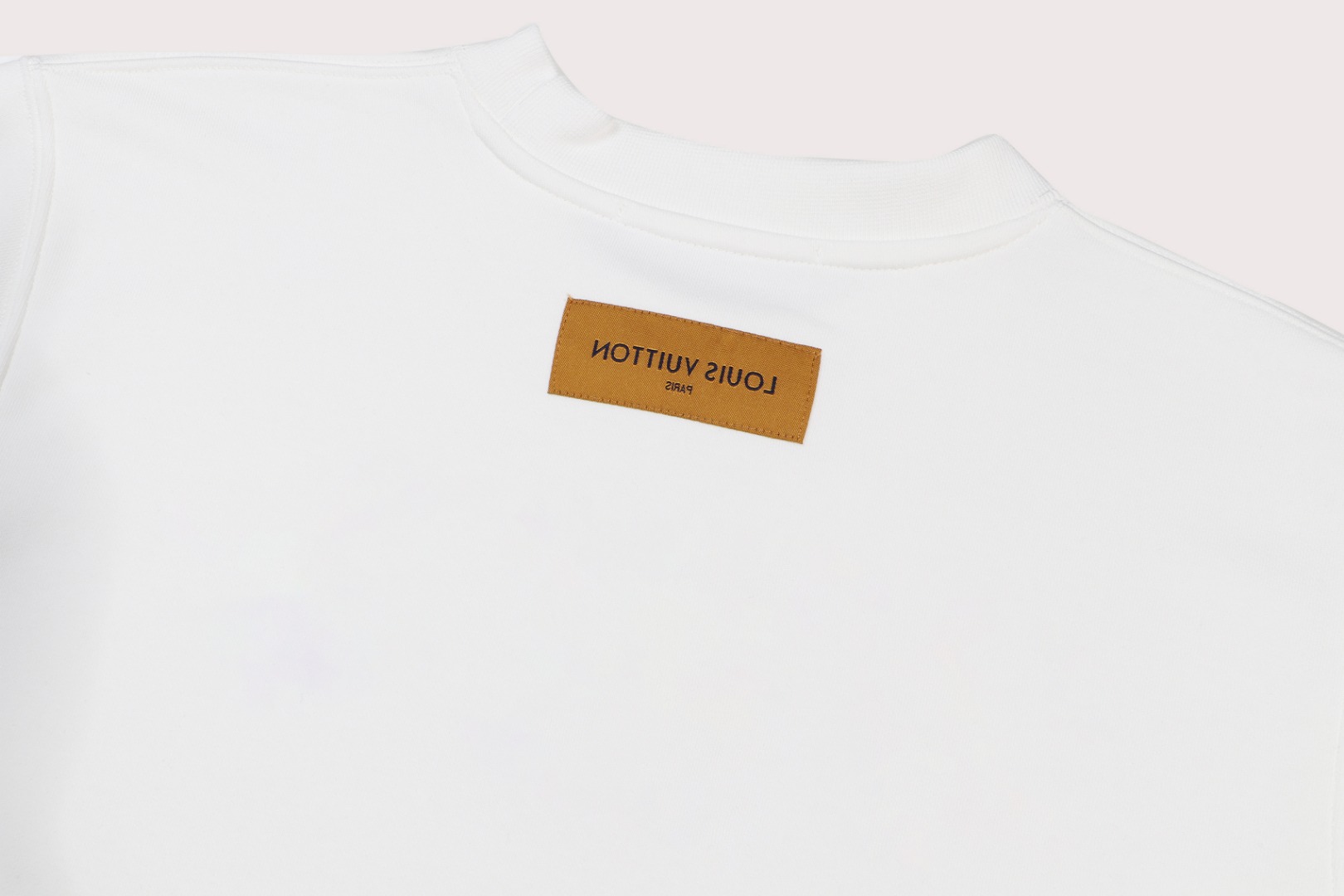 🅿110 爆款上架🔥❗
💫〖 路易威登  LV 〗 时尚圆领卫衣
随意搭配各种都是妥妥的帅气😎衣服整体用双坎肩做法，双坎肩做法使整件衣服更加有立体感觉，
不是一般工厂能做到如此精细的工种
2025春款专柜在售，精致圆领毛圈卫衣  高端双股纯棉 定制拉架罗纹同缸同染  三标齐全 
胸口工艺采用胸前简约大气的精致图案，任何年龄段都轻松驾驭！
贴身舒适！定制加厚440克毛圈卫衣面料，摸起来柔软舒适，版型立体有形！🙌🏻
且非常的透气，随便搭件衣服就能出门的百搭款！✔
颜色：黑色  白色 杏色
码数：S M L XL 2XL