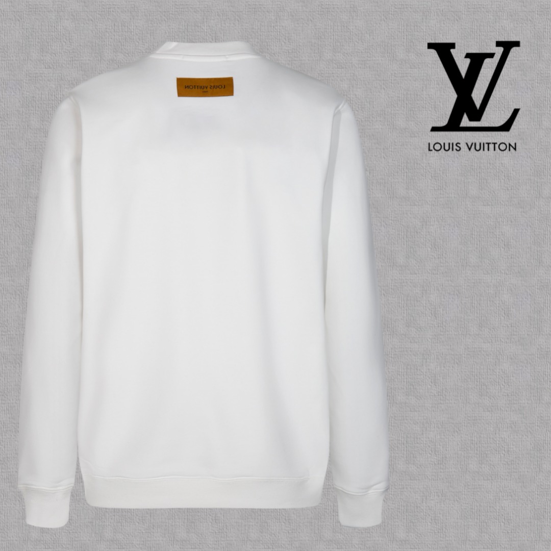 🅿110 爆款上架🔥❗
💫〖 路易威登  LV 〗 时尚圆领卫衣
随意搭配各种都是妥妥的帅气😎衣服整体用双坎肩做法，双坎肩做法使整件衣服更加有立体感觉，
不是一般工厂能做到如此精细的工种
2025春款专柜在售，精致圆领毛圈卫衣  高端双股纯棉 定制拉架罗纹同缸同染  三标齐全 
胸口工艺采用胸前简约大气的精致图案，任何年龄段都轻松驾驭！
贴身舒适！定制加厚440克毛圈卫衣面料，摸起来柔软舒适，版型立体有形！🙌🏻
且非常的透气，随便搭件衣服就能出门的百搭款！✔
颜色：黑色  白色 杏色
码数：S M L XL 2XL
