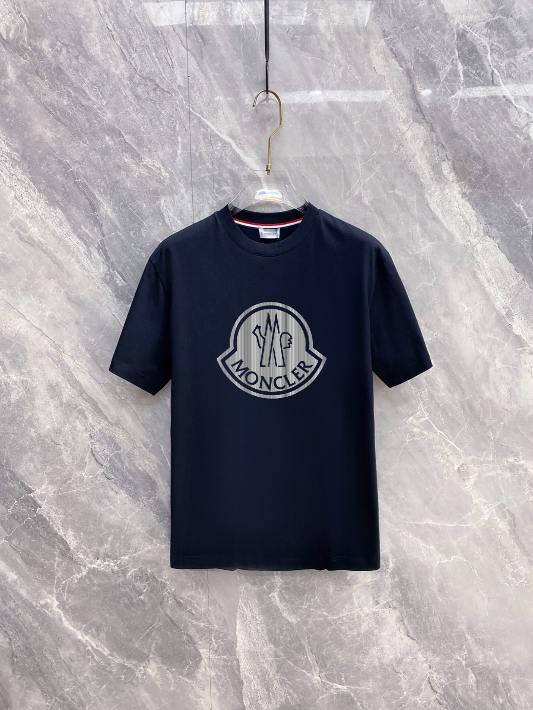 P80@《Moncler~蒙口》 2026新款高品质圆领短袖T恤 ，定制定染,手感非常舒服 超级百搭好看的一款短袖 三标齐全 非市场普通版本 随意对比 品质绝对保证！ ‼首先这款原版面料全部定织用32支双纱面料 250G 克重都是一样的‼…