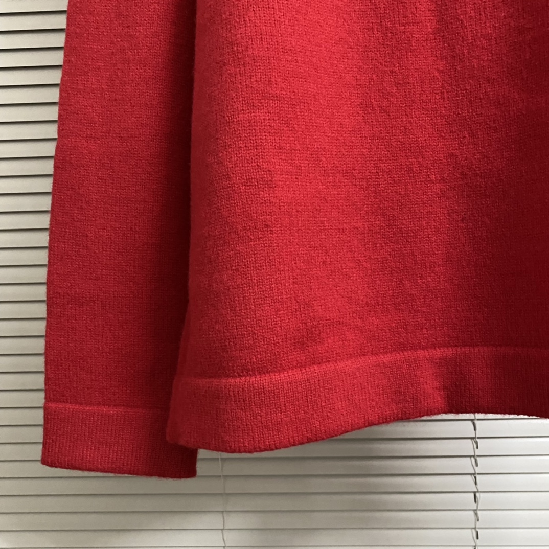 Embroidered Cross Pelt-Collar Sweater in Red, Black, Brown – Sizes SM to XXL - 图片 5
