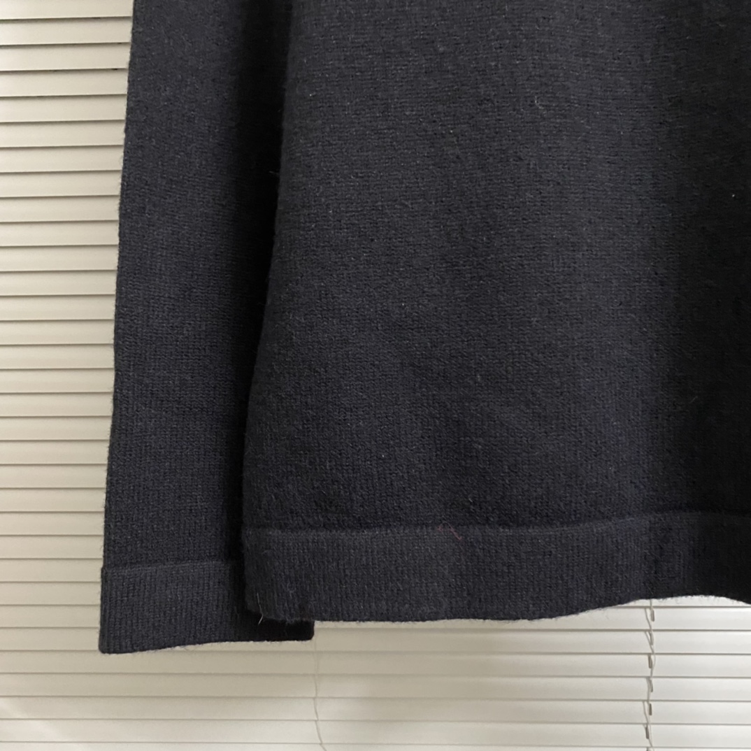 Embroidered Crocino Sweater in Red, Black, and Brown – Sizes SM to XXL - 图片 5