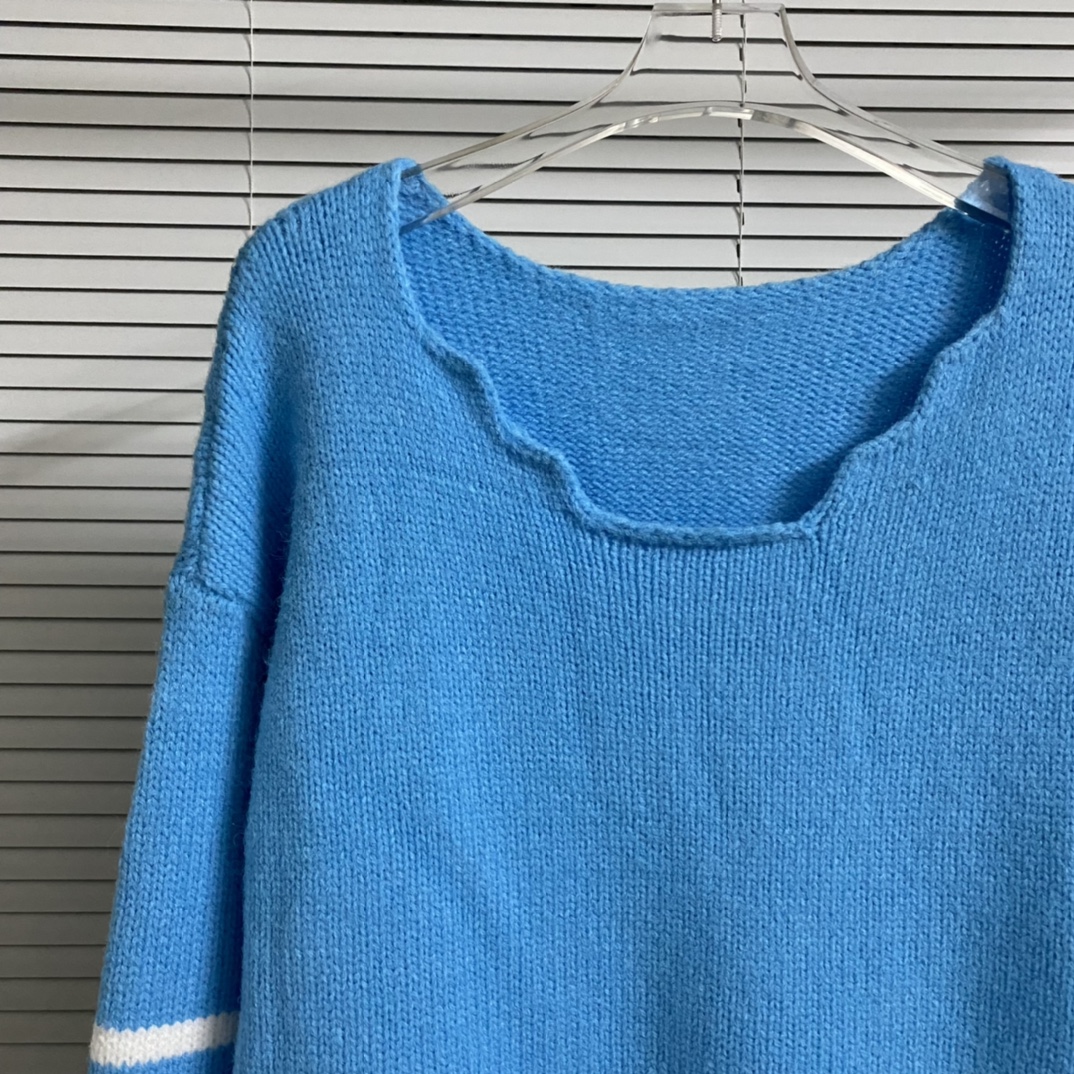 “348 Crooked Crustace Crusades: Sweaters in Blue, Almond, and Black Codes” - 图片 4