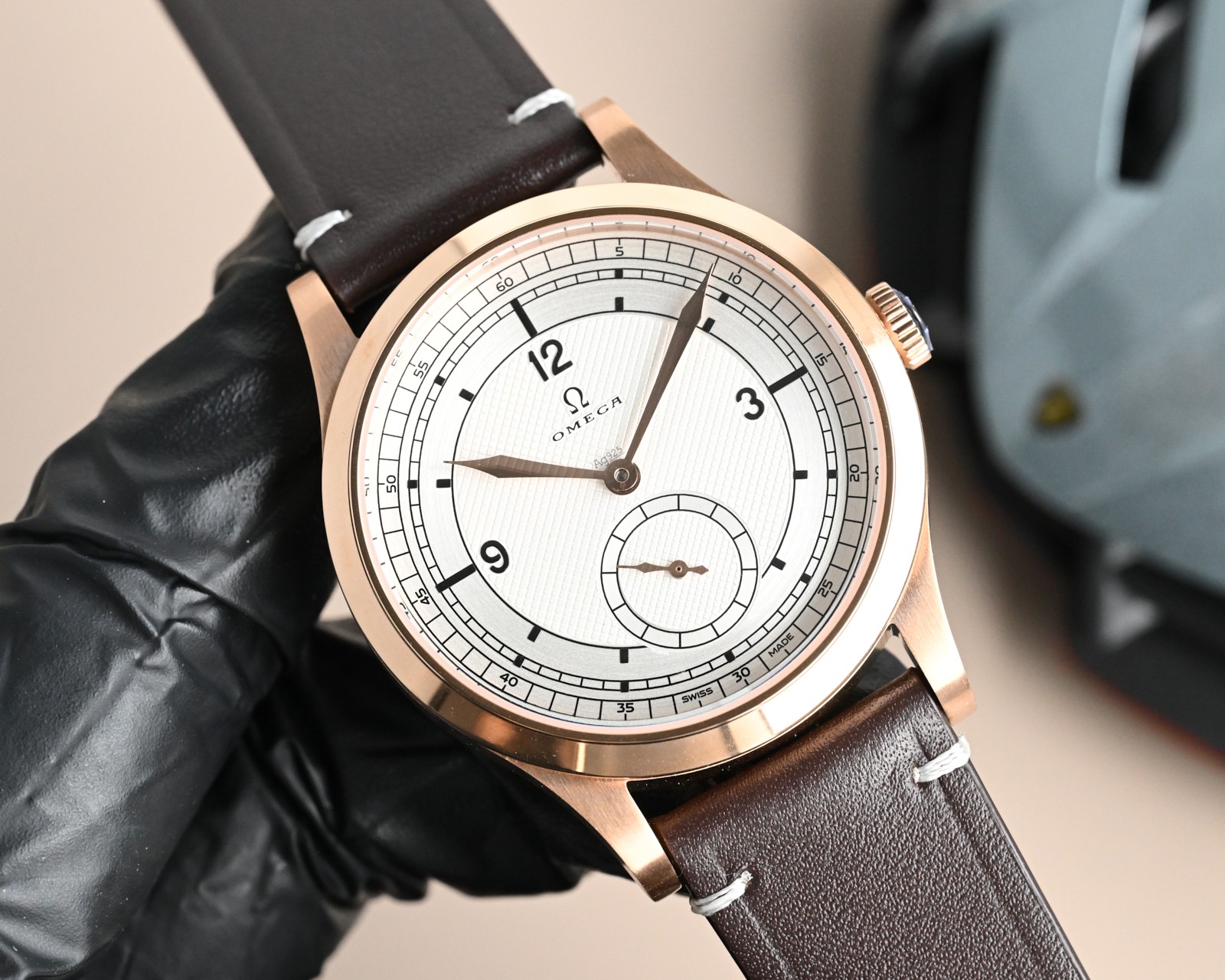 NO:158651,1200 launched the OMEGA special series of small three-pin automatic mechanical watch, the Master Chronometer watch is 39 mm in diameter. The original mold opening case is made of bronze gold, and the original polishing technology is synchronized with original polishing technology. The sapphire mirror is more classy. The center of the dial is decorated with Paris stud texture, showing French elegance. The Omega brand logo adopts a dark gray retro style. The minute circle and the 6-point small second dial track circle are processed by a more delicate circular wire drawing process, which is exquisite and luxurious. In particular, the buckle logo is carved one by one by one by the fine engraving machine, which is full of three-dimensionality, and it is truly perfect. The only original mold opening belt buckle in the market. The logo is also exquisitely carved.  The internal is equipped with the Omega 8926 Master Chronometer movement, the double barrel provides power for up to 72 hours, the free-knot design is combined with a coaxial escapement system, and a silicon hairspring, which is precise, reliable and anti-magnetic. The movement is polished with exquisite Arabic Geneva pattern. The operation of the movement is clearly visible. Welcome to watch friends to appreciate it.,,omega198609091200 重磅推出OMEGA 欧米茄特别系列小三针自动机械 腕表 至臻天文台表径 39毫米,购入原版开模整体表壳采用青铜金材质打造打造,同步原装打磨技术.采用蓝宝石镜面更显档次 腕表表盘中央饰有巴黎饰钉纹理,尽显法式优雅,欧米茄品牌标识采用深灰色的复古风格,分钟圈和6点位的小秒盘轨道圈经更加细腻的环形拉丝工艺处理,精致奢华.尤其扣面标志是精雕机一个个雕刻出来,立体感十足,真正做到了完美. 市场唯一原装开模皮带 表扣.标志同样是精雕出来的. 内部搭载欧米茄8926至臻天文台机芯,双发条盒提供长达72小时动力,无卡度设计搭配同轴擒纵系统,以及硅游丝,精准可靠又防磁.机芯打磨有精美的阿拉伯风格日内瓦纹.机芯的运转美态清晰可见.欢迎广大表友品鉴.,,omega,Watch