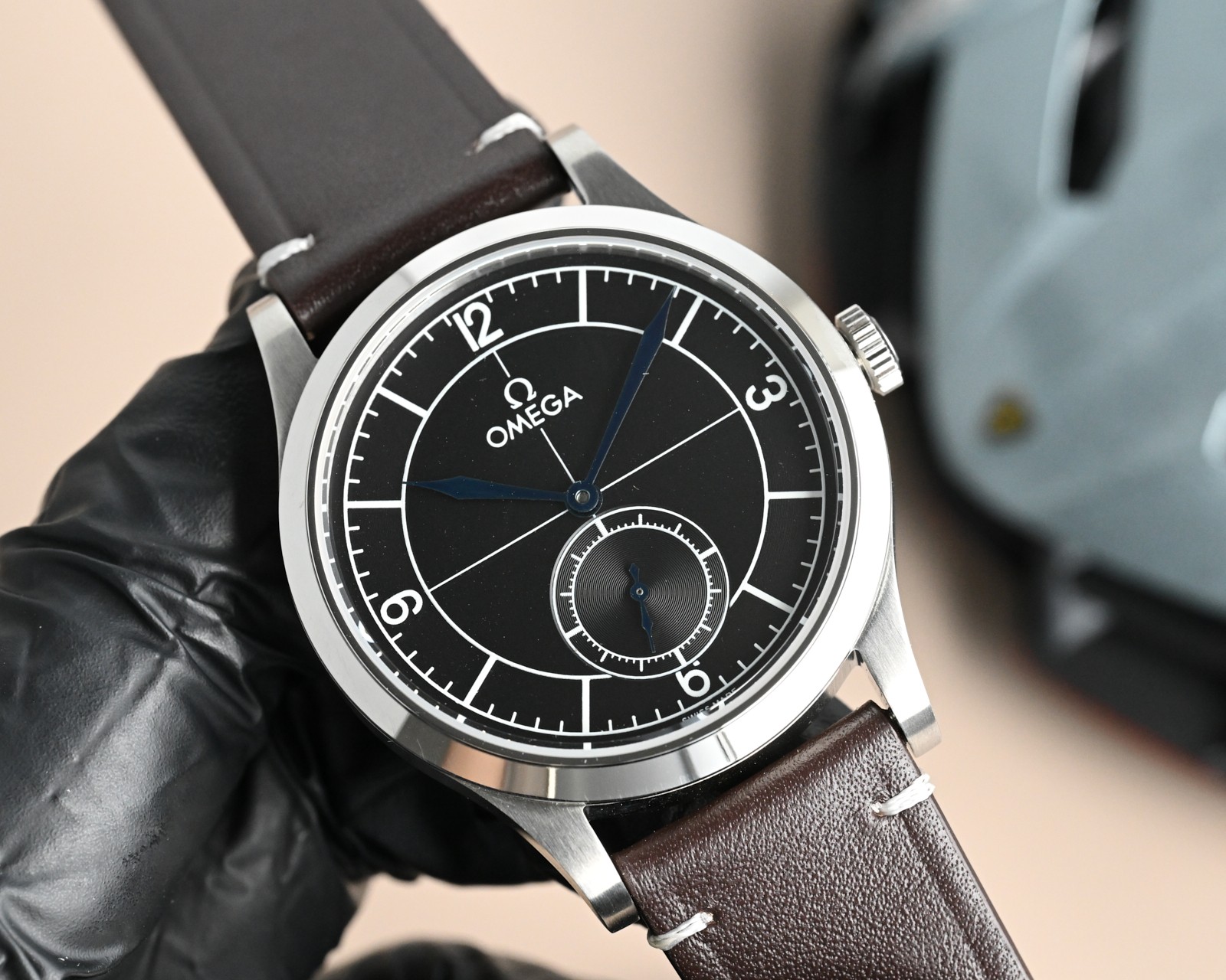 NO:158654,1200 launched the OMEGA special series of small three-pin automatic mechanical watch, the Master Chronometer watch is 39 mm in diameter. The original mold opening case is made of bronze gold, and the original polishing technology is synchronized with original polishing technology. The sapphire mirror is more classy. The center of the dial is decorated with Paris stud texture, showing French elegance. The Omega brand logo adopts a dark gray retro style. The minute circle and the 6-point small second dial track circle are processed by a more delicate circular wire drawing process, which is exquisite and luxurious. In particular, the buckle logo is carved one by one by one by the fine engraving machine, which is full of three-dimensionality, and it is truly perfect. The only original mold opening belt buckle in the market. The logo is also exquisitely carved.  The internal is equipped with the Omega 8926 Master Chronometer movement, the double barrel provides power for up to 72 hours, the free-knot design is combined with a coaxial escapement system, and a silicon hairspring, which is precise, reliable and anti-magnetic. The movement is polished with exquisite Arabic Geneva pattern. The operation of the movement is clearly visible. Welcome to watch friends to appreciate it.,,omega198609091200 重磅推出OMEGA 欧米茄特别系列小三针自动机械 腕表 至臻天文台表径 39毫米,购入原版开模整体表壳采用青铜金材质打造打造,同步原装打磨技术.采用蓝宝石镜面更显档次 腕表表盘中央饰有巴黎饰钉纹理,尽显法式优雅,欧米茄品牌标识采用深灰色的复古风格,分钟圈和6点位的小秒盘轨道圈经更加细腻的环形拉丝工艺处理,精致奢华.尤其扣面标志是精雕机一个个雕刻出来,立体感十足,真正做到了完美. 市场唯一原装开模皮带 表扣.标志同样是精雕出来的. 内部搭载欧米茄8926至臻天文台机芯,双发条盒提供长达72小时动力,无卡度设计搭配同轴擒纵系统,以及硅游丝,精准可靠又防磁.机芯打磨有精美的阿拉伯风格日内瓦纹.机芯的运转美态清晰可见.欢迎广大表友品鉴.,,omega,Watch