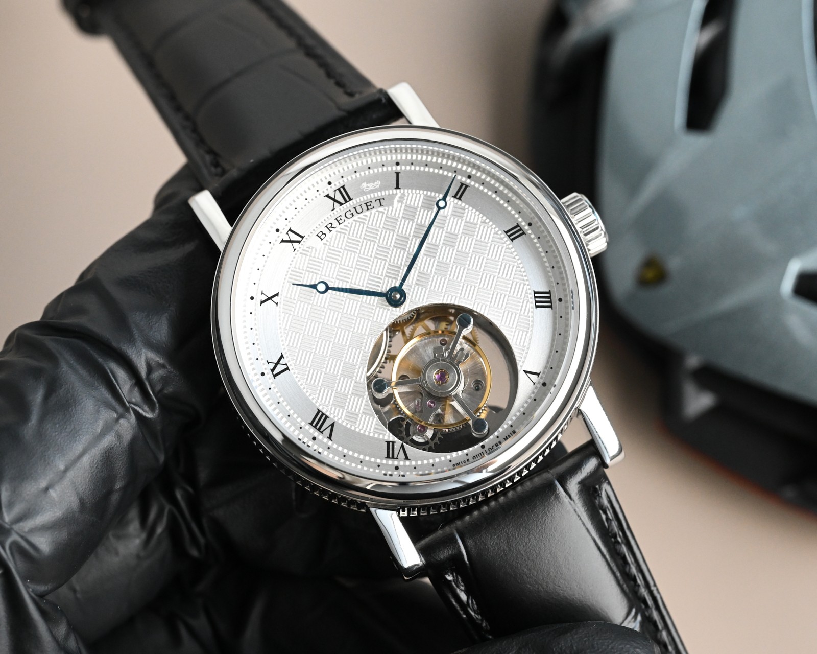 NO:158668,2 years ago, Mr. Abraham Louis Breguet created the tourbillon speed control device in the watchmaking workshop of the Paris watch bank that countless people admired in the history of watchmaking. This extremely complex and precise mechanism demonstrates Mr. Breguet's extraordinary vision and creativity, and is still of great significance to the high-end watchmaking industry today. To this day, the role and significance of tourbillons are not only to improve the accuracy of time, but to write a brilliant chapter in the field of watchmaking. The Breguet tourbillon timepieces have been constantly innovating in the century-long journey, surpassing themselves, combining exquisite mechanical manufacturing skills and profound aesthetic principles, creating a complex and charming mechanical world. The crown of the watch is engraved with the famous Breguet brand logo. From the side, we can see the famous coin patterns of Breguet, representing the gentle and humble temperament of a gentle and gentleman. This is also the reason why many royal families like to wear Breguet!  ,louis vuitton,breguet198609092前,阿伯拉罕-路易·宝玑先生在他所创立的巴黎钟表堤岸制表工坊中,创造了制表史上令无数人赞叹的陀飞轮调速装置.这一无比复杂的精密机构彰显了宝玑先生卓然超群的远见与创想,时至今日仍对高级制表业有着重要意义.至今,陀飞轮的作用和意义已不仅是提高走时的精准度,而是谱写了制表领域的辉煌篇章.宝玑陀飞轮时计臻品在百年征程中不断创新,超越自我,集精湛机械制造技艺与深厚美学原理于一身,创制出演绎复杂迷人的机械世界.腕表的表冠上刻有著名的宝玑品牌标志,从侧面我们可以看到表王宝玑著名的钱币纹饰,代表着温文尔雅、谦谦君子的气质,这也是很多王室喜欢佩戴宝玑的原因！,,louis vuitton,breguet,Watch