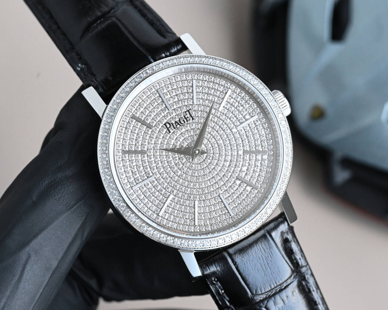 NO:387999,Gold 50 Piaget - PIAGET Plaget Count's Fine Jewels Piaget high-end jewelry watch full of stars T-square diamonds, 41×11MM diameter Citizen 8215 transparent movement Perfect appearance Full Star Series Equipped with simple two-pin design, high-end sapphire scraped mirror glass, equipped with 316L stainless steel case, wear-resistant imported calfskin strap, Piaget, cowhide19860909金50 伯爵-PIAGET Plaget Count‘s Fine Jewels 伯爵高级珠宝腕表满天星顶级T方钻石, 41×11MM表径 西铁城8215透底机芯 品相完美 满天星系列 搭载简约两针设计,高端蓝宝石刮镜面玻璃,配置316L精钢表壳,耐磨进口小牛皮表带,,piaget,cowhide,Watch