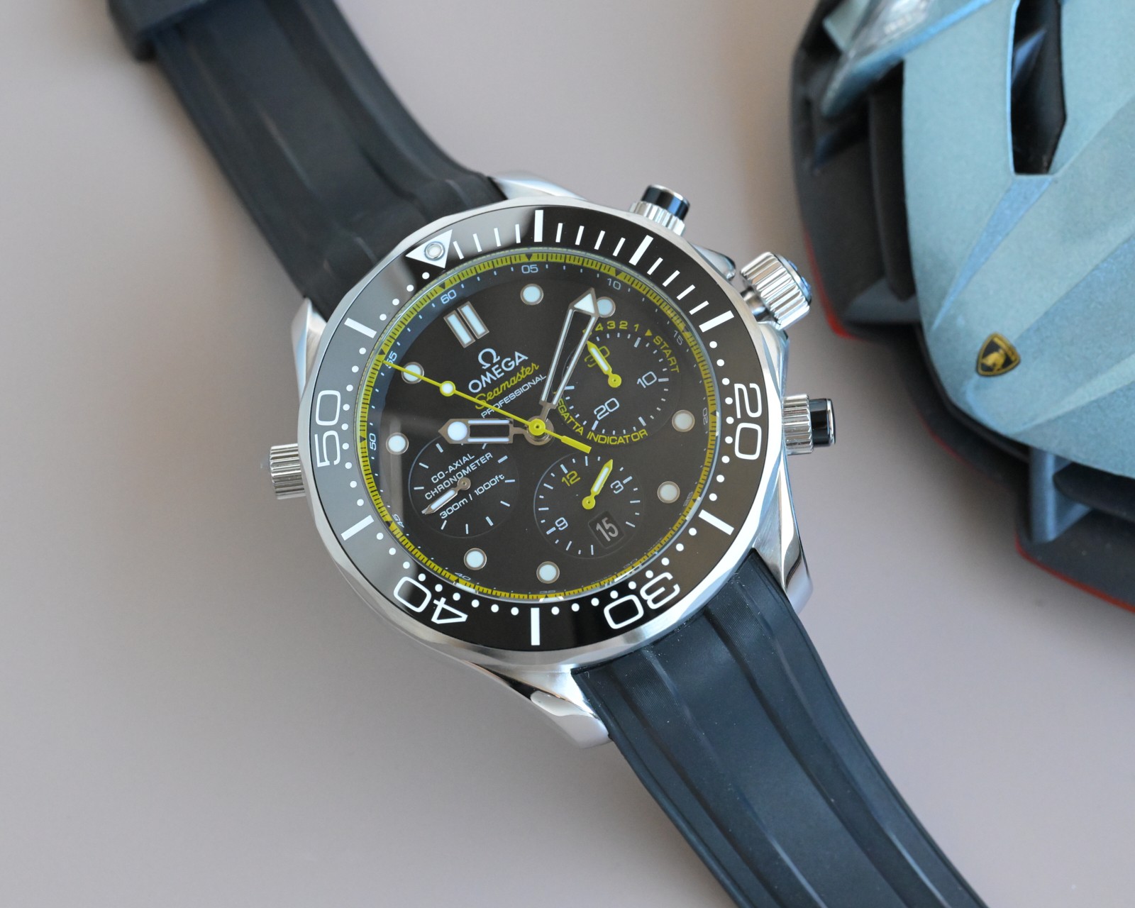 NO:385147,Start, steel belt Omega Seahorse 300 1-character disc surface is transparent, 2 The fine grain lines of the case will not appear broken, the ring port will rotate crisply and smoothly. 3 The scales and characters on the ceramic ring are not easy to turn yellow, and the pure white and glossy fonts are brighter for a long time. 4 High difficulty 9 Bead steel belt must be polished in place to ensure no errors in assembly, and the moving head section is more appropriate. The steel belt and rubber strap can be easily replaced to switch different wearing styles. 5: Use a stable chronograph function movement, reliable quality. The 9 o'clock is the second hand, the 3 o'clock dial is the 30-minute chronograph dial and the 6 o'clock 12-hour chronograph dial.,,omega19860909起,钢带 欧米茄海马300 1字盘面光泽度透亮 2表壳拉沙细腻纹路线条不会出现断纹,圈口转动声音清脆顺滑. 3陶瓷圈上的刻度和字 采用“白珐琅”工艺不易变黄长久保持纯白有光泽字体更亮. 4高难度9珠钢带每一粒都要打磨到位确保装配无误差,活动头节带起来更加贴手. 钢带与橡胶表带可轻易更换,切换不同的佩戴风格. 5:采用稳定的计时功能机芯,质量可靠.9点位为秒针,3点位表盘为30分钟计时盘和6点位12小时计时盘.,,omega,Watch