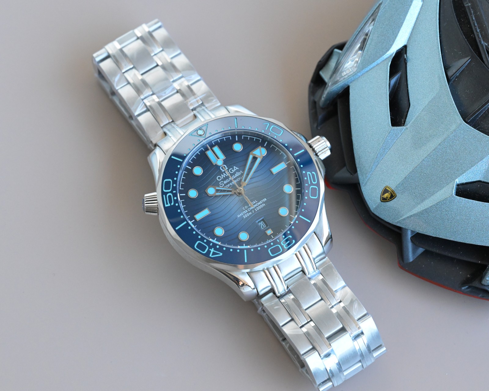 NO:385164,Starting from, the fully electroplating steel belt model, Omega Seamaster 300 latest model, 1-character dial gloss, 2-character graceful texture, no broken lines, and the ring port rotates crisp and smoothly. 3-character scales and characters on the ceramic ring use 'white enamel' process to not turn yellow for a long time and keep pure white and glossy font brighter. 4-difficulty 9-bead steel belt must be polished in place to ensure no errors in assembly, and the moving head section is more appropriate. The steel belt and rubber strap can be easily replaced, and different wearing styles can be switched.,,,omega19860909起,全电镀钢带款 欧米茄海马300最新款 1字盘面光泽度透亮 2表壳拉沙细腻纹路线条不会出现断纹,圈口转动声音清脆顺滑. 3陶瓷圈上的刻度和字 采用“白珐琅”工艺不易变黄长久保持纯白有光泽字体更亮. 4高难度9珠钢带每一粒都要打磨到位确保装配无误差,活动头节带起来更加贴手. 钢带与橡胶表带可轻易更换,切换不同的佩戴风格.,,omega,Watch