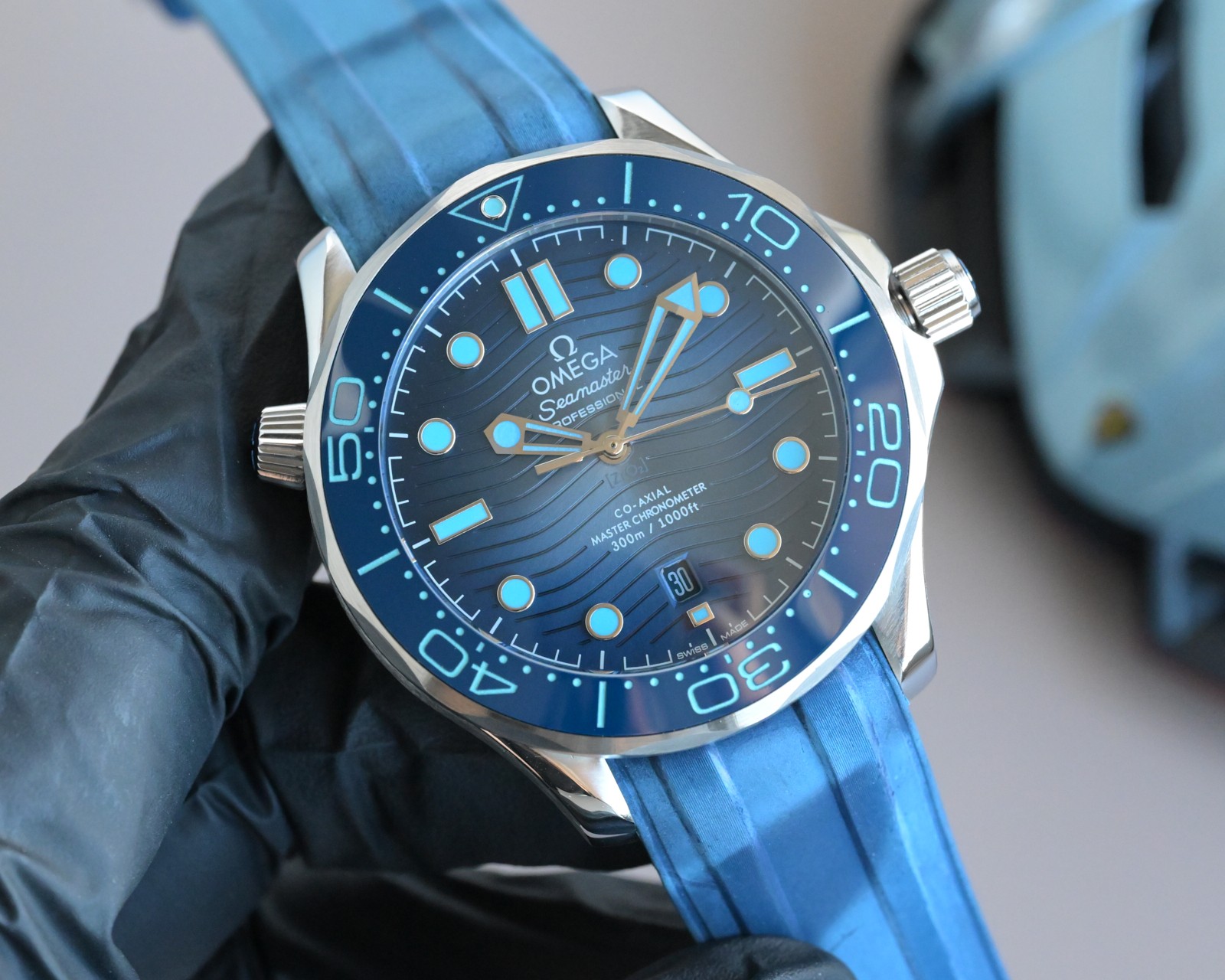 NO:385173,Start, fully electroplating steel belt model Omega Seamaster 300 latest model 1-character disc surface is transparent 2-character case with fine texture lines, and the ring port is rotating crisp and smooth. 3-character scale and characters on the ceramic ring use 'white enamel' process to not turn yellow for a long time and keep pure white and glossy font brighter. 4-difficulty 9-bead steel belt must be polished in place to ensure no errors in assembly, and the moving head section is more appropriate. Steel belt and rubber strap can be easily replaced to switch to different wear styles. Start, fully electroplating steel belt model, omega19860909起,全电镀钢带款 欧米茄海马300最新款 1字盘面光泽度透亮 2表壳拉沙细腻纹路线条不会出现断纹,圈口转动声音清脆顺滑. 3陶瓷圈上的刻度和字 采用“白珐琅”工艺不易变黄长久保持纯白有光泽字体更亮. 4高难度9珠钢带每一粒都要打磨到位确保装配无误差,活动头节带起来更加贴手. 钢带与橡胶表带可轻易更换,切换不同的佩戴风格. 起,全电镀钢带款,,omega,Watch