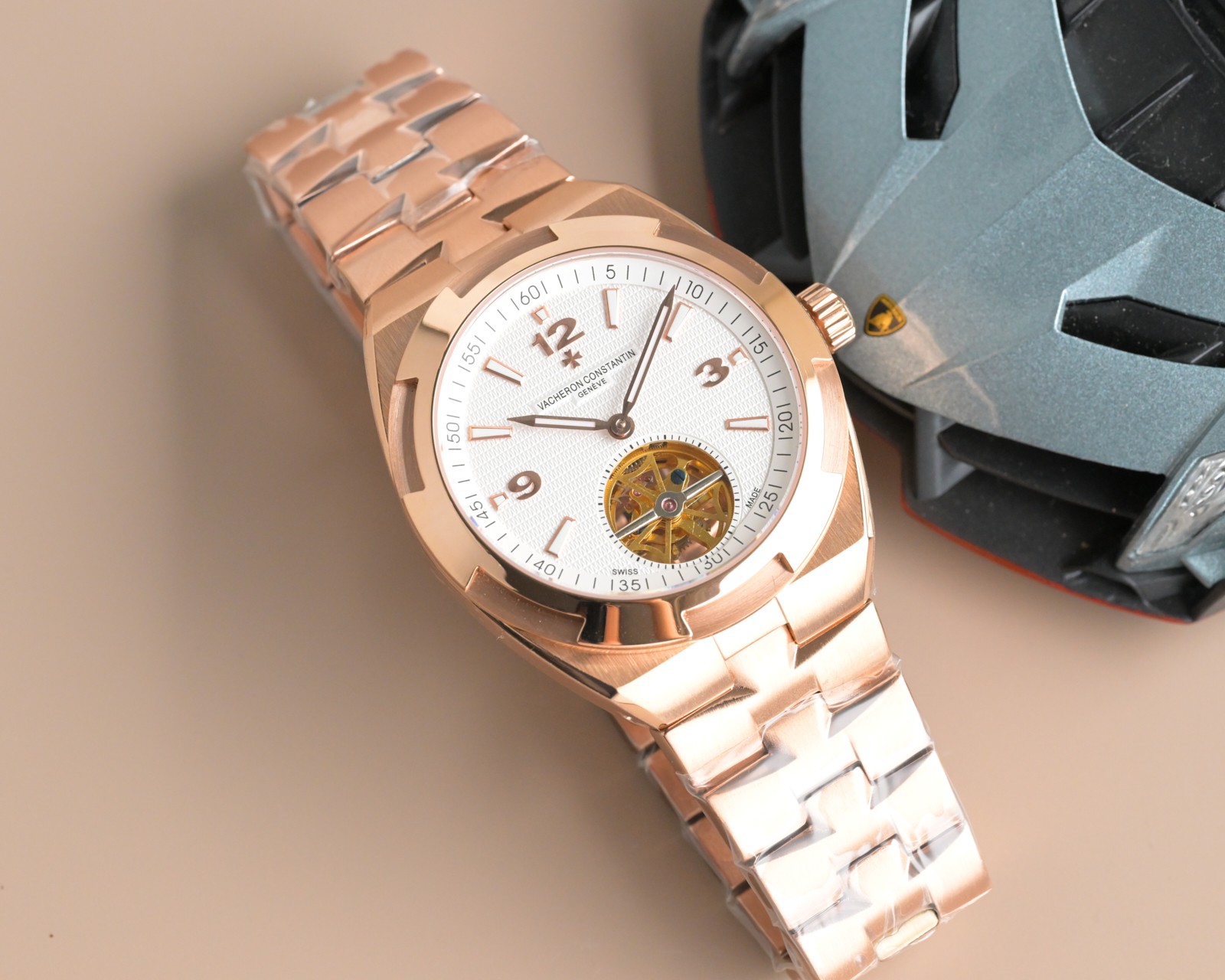 NO:602026,Gold [TW Factory 2025 New Recommendation] The king of steel watches with peak appearance, Vacheron Constantin Overseas Tourbillon, the first tourbillon watch in this series, with fashionable appearance and exquisite craftsmanship, can be said to be the crowning work in the series. 1 The case is made of 316L stainless steel, with dynamic and smooth lines, delicate and exquisite polishing.  2. The movement has a Vacheron Constantin Maltese cross-shaped three-dimensional tourbillon logo at 6 o'clock. The flywheel frame crossbars are all hand-polished and chamfered, truly reflecting the watchmaker's craftsmanship standards. 3. The dial has a characteristic translucent blue paint surface with a sunburst satin brushing effect, super luminous coating scales, and the hour and minute hands have white luminous coating, making it easier to read at night.  4. The diameter of the watch is the same as the original, 42.5X11.6 mm in diameter (the thinnest on the market). 5. The watch mirror is a double-sided high-definition and transparent sapphire crystal!  6 The strap adopts a stainless steel bracelet with a polished half Maltese cross design logo and satin brushed links. It is equipped with a stainless steel three-section folding buckle and button, as well as a comfort adjustment device system. In addition, it is also equipped with an replaceable blue rubber strap to meet the different matching needs of the wearer.  The new Vacheron Constantin Overseas series tourbillon can be said to be the crowning trick of this series. It has the unique shape design in the series and is blessed with the complex functions of the tourbillon. It has achieved a harmonious beauty between elegance and leisure, once again interpreting the charm of watchmaking. TW Factory's ingenious masterpiece welcomes your appreciation!  ,,versace,vacheron19860909金【TW Factory2025新款推荐】颜值巅峰 钢表之王,江诗.丹顿Overseas纵横四海陀飞轮,该系列中第一枚陀飞轮腕表,外观时尚,工艺精美,可谓为系列中的加冕之作. 1表壳采用316L精钢材质,线条动感流畅,打磨抛光细腻精致. 2机芯6点位置带有江诗丹顿马耳他十字型的立体陀飞轮标志,飞轮的框架横杆全部以手工打磨倒角,真正体现制表师的工艺标准. 3表盘表盘以特色代表性的半透明蓝色漆面,并带有旭日纹缎面拉丝效果,超强夜光涂层刻度,时针与分针均有白色夜光涂层,更加方便夜间读时. 4表径尺寸与原装一致,直径42.5X11.6毫米(市场最薄) 5表镜双面高清透彻蓝宝石水晶镜面！ 6表带采用精钢表链,经抛光处理的半马耳他十字设计标识和缎面拉丝链节,配有精钢三段折叠式表扣和按钮,以及舒适度调节装置系统.除此之外,还配有可替换的蓝色橡胶表带.满足佩戴者不同的搭配需求. 全新江诗丹顿Overseas纵横四海系列陀飞轮可以说是这一系列的加冕之诈,拥有系列中特色造型设计,更有陀飞轮复杂功能的加持.在优雅和休闲之间达到了一种和谐之美,再一次演绎制表魅力. TW Factory匠心力作 欢迎您的品鉴！,,versace,vacheron,Watch