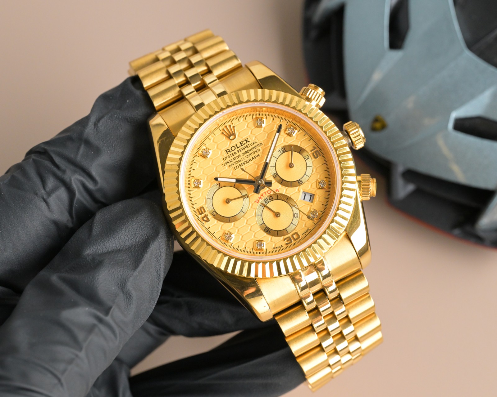 NO:602031,Platinum, new product launch, highly recommended Rolex multi-function watch, the highest version of Rolex in the anti-watch world, complex series of six-pin men's watch [love] hot model [love] multi-function watch. 1 Equipped with original imported day and month moon phase kinetic energy function movement mechanical watch!  2. The dial uses the classic exclusive inner shadow luminous Roman as the scale, which further shows the luxurious temperament of this watch [呲ya] 3. The strap uses imported 904 steel strap watch!  4. The watch mirror adopts double sapphire mirror!  5 see-through bottom cover!  6 Diameter 41 mm, thickness 10 mm!  The watch function integrates day/month/date/moon/sun and other functions into one. It is the true standard of the best men's business watch!  A representative work of high-end watches!  Produced with honor, the reputation of being distinguished is reflected in the details, which reveal the nobleness of men, excellent taste, great craftsmanship and grandeur that is comparable to the original products!  The appearance and appearance are the same, unique and exquisite, rolex19860909白金  新品上市强烈推荐 劳力士多功能腕表 防表届最高版本劳力士 复杂系列六针男表[爱心]爆款[爱心] 多功能腕表. 1搭载原装进口星期月份月相动能功能机芯机械表！ 2表盘上采用经典独家内影夜光罗马 作为刻度更显示出这款腕表的华贵气质[呲牙] 3表带采用进口904钢带腕表！ 4表镜采用双卜蓝宝石镜面！ 5透视底盖！ 6直径41毫米,厚度10毫米！ 腕表功能汇集星期/月份/日期/月亮/太阳等功能于一身,最佳男士商务腕表真正的标配！为高端腕表的代表之作！ 荣誉出品 尊贵彰显之美誉细节之处透露男士高贵,品位十分,匠心巨制 大气媲美原装货！表里如一 独具匠心 精品不断,,rolex,Watch