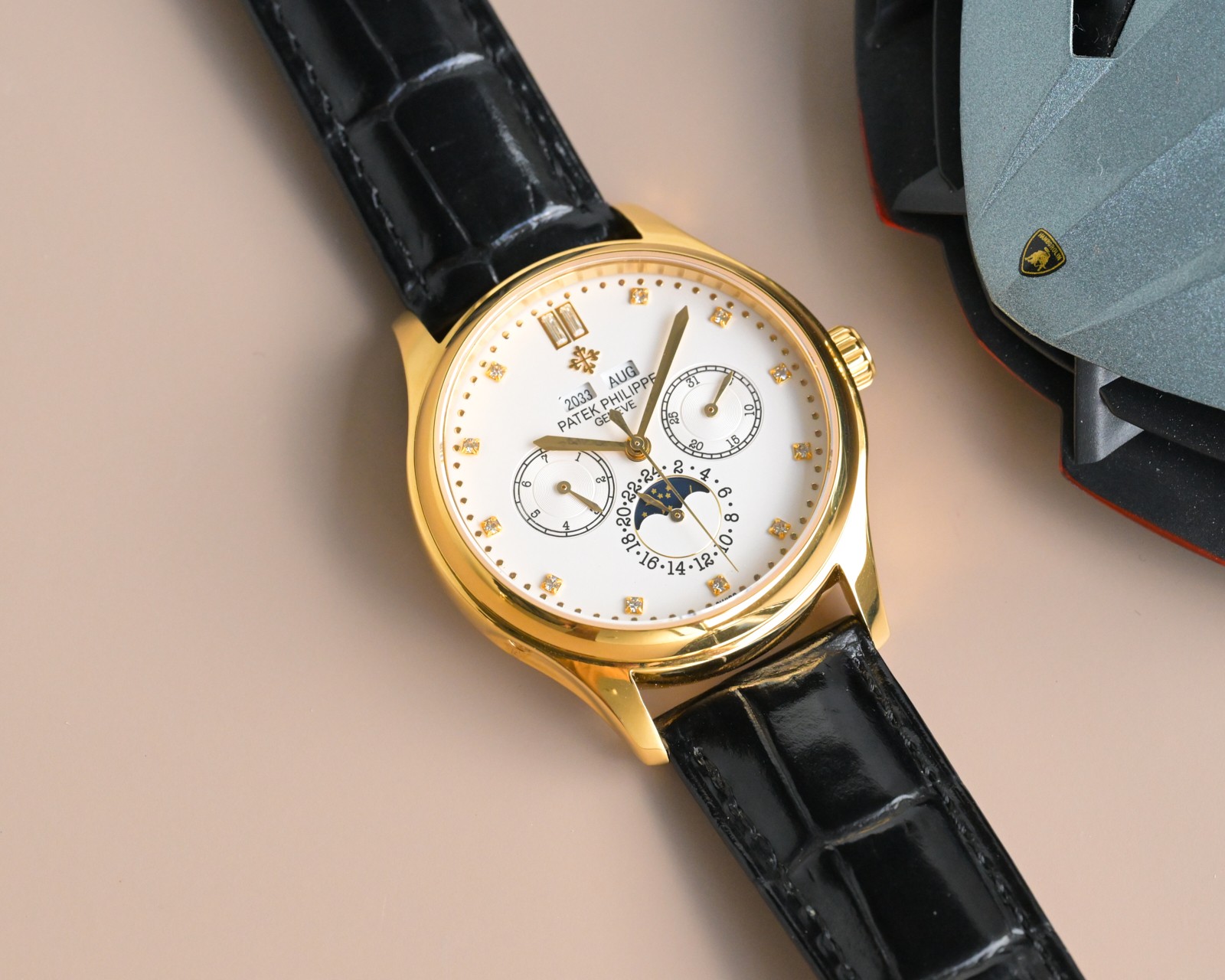 NO:602040,White shell, gold shell, Patek Philippe PP RK1 super complex timepiece 5327, series of watches, the most classic style among perpetual calendars. The diameter of the watch is 42mm, which is medium in size and suitable for people in various industries. The dial layout is generous and decent, evenly laid out. Although it has many functions, it does not make people feel complicated. The sunburst pattern with gold three-dimensional Breguet digital scales and willow leaf hands makes people feel brighter.  The dial has a calendar display at 3 o'clock, a 24-hour true moon phase display at 6 o'clock, and a day of the week display at 9 o'clock. The overall layout of the dial is wide and not compact, and is very elegant. The 5327 is equipped with Cal.324 Q automatic winding movement, with a transparent back, providing a 48-hour power reserve, and a waterproof depth of 30 meters, which meets the needs of daily life. In addition, it is paired with an Italian cowhide strap with a PP iconic lantern buckle, giving it a retro and elegant feel.  This 5327 is a formal watch, with various dials for you to choose. It goes well with black and white formal wear, and can be worn with casual daily wear. A classic work of art, a perfect collection. Patek Philippe’s exclusive slogan: No one can own a Patek Philippe, we just keep it for the next generation. But I ask people who love watches, who doesn’t want to own a Patek Philippe? This may be the starting point or even the end point of many watch lovers’ original intention. If an opportunity appears in front of you, then cherish it!  S1 exquisitely recommended men's multi-functional mechanical watch, breguet, patek philippe, cowhide19860909白壳 金壳  百达翡丽 PP RK1 超级复杂功能时计5327、系列腕表,万年历中最经典的款式. 表径为正装42mm,大小适中,适合各类行业人士,表盘布局大方得体,布局均匀,功能虽多却不让人觉得繁杂,日辉纹搭配金质立体宝玑数字刻度和柳叶指针更让人觉得眼前一亮. 表盘3点位置为日历显示,6点位置为24小时真月相显示,9点位置为星期显示,盘面整体的布局,宽阔不紧凑,非常典雅. 5327及搭载Cal.324 Q自动上链机芯,背透,提供48小时动力储存,防水深度30米,满足日常生活所需. 另外,搭配意大利牛皮表带,带PP标志性灯笼扣,复古儒雅的感觉拉满. 这款5327、属于正装表,各色表盘任君选择,搭配黑白灰正装都不错,日常搭配休闲也可. 一件经典的艺术品,一件完美的收藏品.百达翡丽的专属语谁都无法拥有一块百达翡丽,我们只是为下一代保管.但试问爱表之人,谁不愿意拥有一块百达翡丽呢,这或许是很多爱表之人初心的起点,甚至是终点.如果有个机会出现在你面前,那么就好好珍惜吧！S1精致推荐男士多功能机械腕表,,breguet,patek philippe,cowhide,Watch