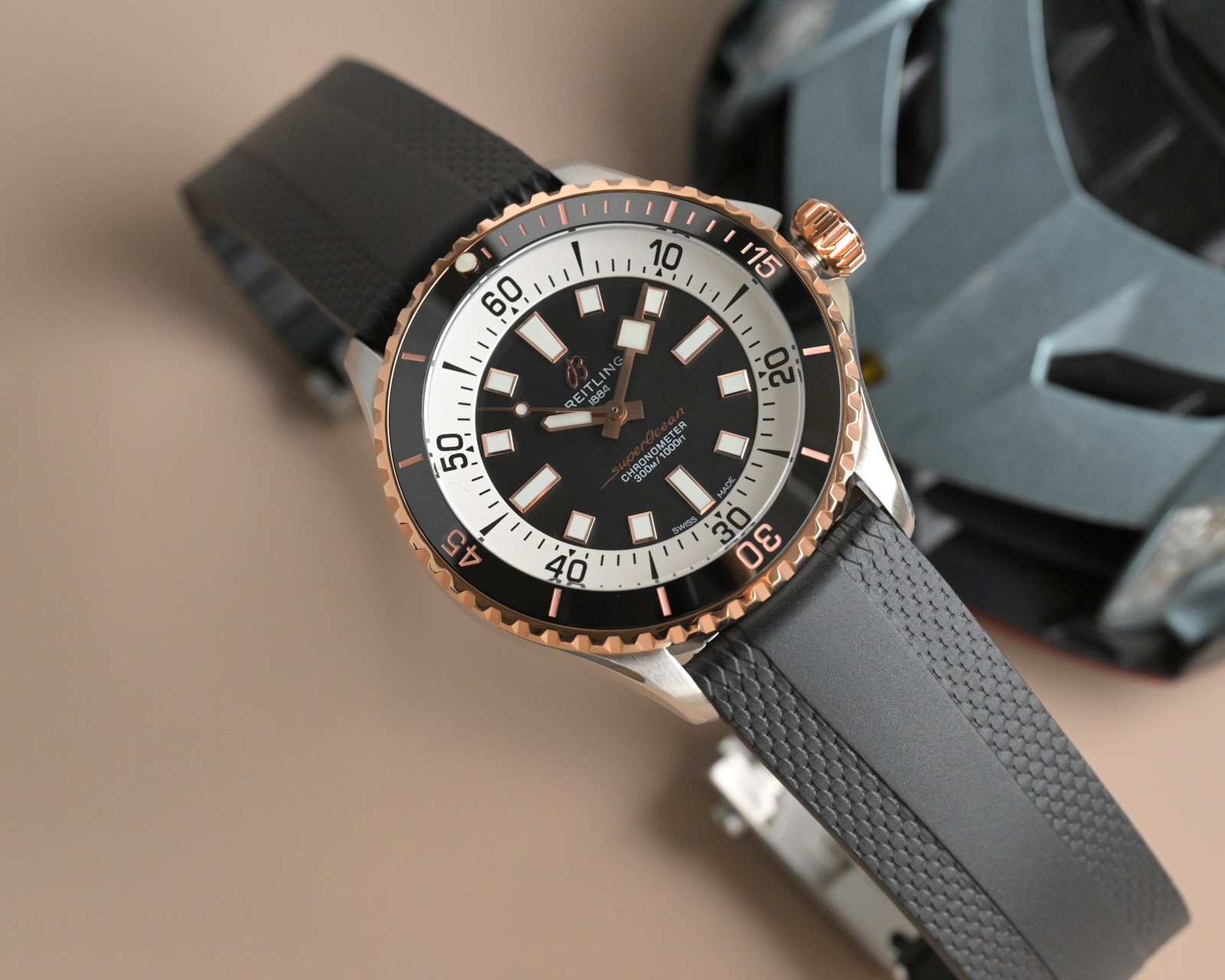 NO:602050,BLS Breitling Super Ocean Series 42mm watch. 1 A diving watch must not only meet the needs of clear reading, but also be easy to operate. This time scale and hands are coated with maximum luminous coating to ensure that they can be read clearly in the dim deep sea, just like a small light bulb in the dark; convenience is inseparable from the pitted ceramic bezel and micro-pull folding clasp; it is matched with a precise mechanical movement and wear-resistant double-spherical sapphire glass. 2  The geometric hands are clear and stylish. The hands of this watch bring the charm of geometry to the extreme. The novel and harmonious combination is not only clear when reading, but also unforgettable at first sight.  3. Listen to the sound to identify the watch, and it is easy to operate. People who like mechanical watches are also fascinated by the sounds when winding the chain and rotating the bezel. Listening to the distinct rhythm, the hands seem to be able to clearly feel the smooth operation of each component. The details of the one-way rotating bezel and screw-in crown make it easy for the wearer to operate even with long nails, and every time they interact with the watch, they hear the crisp and pleasant mechanical sound.  4. There are many choices, so you should try boldly. The dial logo, bezel scale, time scale, etc. of the Super Ocean series are as pure as possible in color and details to highlight the colorful dial colors. Multi-color ceramic rings are matched with colorful dials to have more diverse choices!  ,,breitling19860909BLS百年灵超级海洋系列42mm腕表. 1潜水表既要满足清读时,更要操作便捷.此款时标和指针大限度的夜光涂层,保证在昏暗的深海能清晰读时,如在黑暗中的小灯泡一样；便捷则离不开带坑纹的陶瓷表圈、微拉扣的折叠表扣；配搭精准机械机芯与耐磨的双球形蓝宝石玻璃. 2 几何指针,清晰更有型.此款腕表的指针将几何魅力挥洒到极致,新奇而和谐的组合,不但读时清晰,更一见难忘. 3听声辨表,操作便捷.喜欢机械腕表的人,也多为上链时、旋转表圈时的声音着迷.听着那分明的节奏,手下似乎更能清晰地感受到各个部件在流畅运转.单向旋转表圈、旋入式表冠在细节上的处理使得佩戴者即使是长指甲也能轻松操作,并且每一次与腕表互动都听到那清脆悦耳的机械声. 4选择众多,宜大胆尝试.超级海洋系列的表盘Logo、表圈刻度、时标等在配色和细节上都尽可能的纯粹,以凸显多彩的盘面颜色.多色陶瓷圈与多彩的盘面配搭,拥有更多样化的选择！,,breitling,Watch