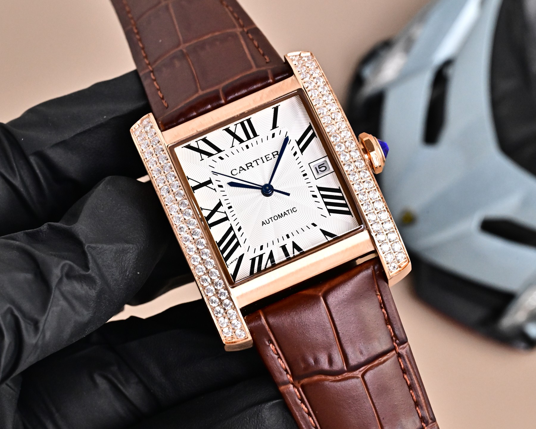 NO:858450,Tank Color Diamond 40 Watch Alternative War Interpretation Details Cartier Tank Series, a model of square watches, fully automatic mechanical men's watch equipped with imported mechanical movement, the entire watch case is made of 316L stainless steel case, creating fine polishing technology (zero repair)...Swiss machine quality super waterproof sapphire glass back design, size male 35mmx11mm. The outside and inside are as original as the same!  ,,cartier19860909坦克颜色钻40 手表另类战争解读细数卡地亚坦克系列,方形手表的典范,全自动机械男表款搭载进口机械机芯,整表壳套采用316L精钢壳,打造精细的打磨技术（零返修）……瑞士机质量超强防水蓝宝石玻璃背透设计,尺寸男35mmx11mm .表里如一独具匠心！,,cartier,Watch