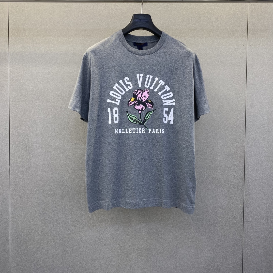 NO:854407,Lujia 26 new spring and summer letter flower print round neck short sleeve size xs-L, Louis Vuitton-clothing, louis vuitton, louis vuitton, louis vuitton, T-shirt,19860909驴家 26春夏新款字母花朵印花圆领短袖码数xs-L,路易威登-服装,louis vuitton,louis vuitton,louis vuitton,T-shirt,,Women's clothing