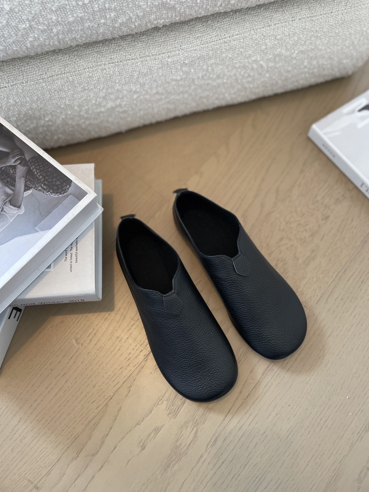 NO:239100,This L will definitely give you a bright feeling, especially for girls who like navy style and simple French style. They are rich, leisurely and tasteful. There is no mark on their body, but they can’t say it’s comfortable. When you ask, the price may be several times the size of those big logo items. Buying L shoes is like buying art worth investing. If you don’t have the same style, you always feel a kind of added value. Loro iana Grandma shoes Flat shoes Material top layer cowhide Soles genuine leather soles, loro piana, loro piana, loafers, flats, cowhide, Leather soles19860909这款L,绝对给你眼前一亮的感觉,尤其是对于喜欢海军风和简约法式风的妹子.有钱有闲有品位的感觉,浑身上下没有一个标记,但就是说不出来的熨帖舒服,一问价格,可能是那些大logo单品的好几倍.买L的鞋子,就像买值得投资的艺术品一样,不撞款,总觉得有种增值的快乐. Loro iana 奶奶鞋 平底鞋 材质头层牛皮 鞋底真皮大底,乐福鞋,loro piana,loro piana,loafers,flats,cowhide,Leather soles,Women's Shoes