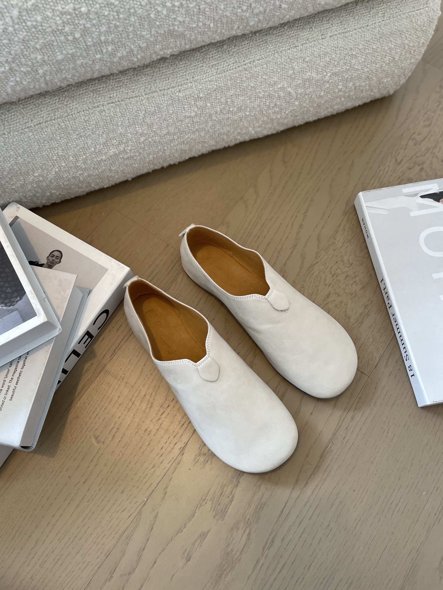 NO:239097,This L will definitely give you a bright feeling, especially for girls who like navy style and simple French style. They are rich, leisurely and tasteful. There is no mark on their body, but they can’t say it’s comfortable. When you ask, the price may be several times that of those big logo items. Buying L shoes is like buying art worth investing. If you don’t have the same style, you always feel a kind of added value. Loro iana Grandma shoes Flat shoes Material top layer cowhide sole genuine leather sole size 35-40, loro piana, loro piana, loafers, flats, cowhide, Leather soles19860909这款L,绝对给你眼前一亮的感觉,尤其是对于喜欢海军风和简约法式风的妹子.有钱有闲有品位的感觉,浑身上下没有一个标记,但就是说不出来的熨帖舒服,一问价格,可能是那些大logo单品的好几倍.买L的鞋子,就像买值得投资的艺术品一样,不撞款,总觉得有种增值的快乐. Loro iana 奶奶鞋 平底鞋 材质头层牛皮 鞋底真皮大底 码数女码35-40,乐福鞋,loro piana,loro piana,loafers,flats,cowhide,Leather soles,Women's Shoes