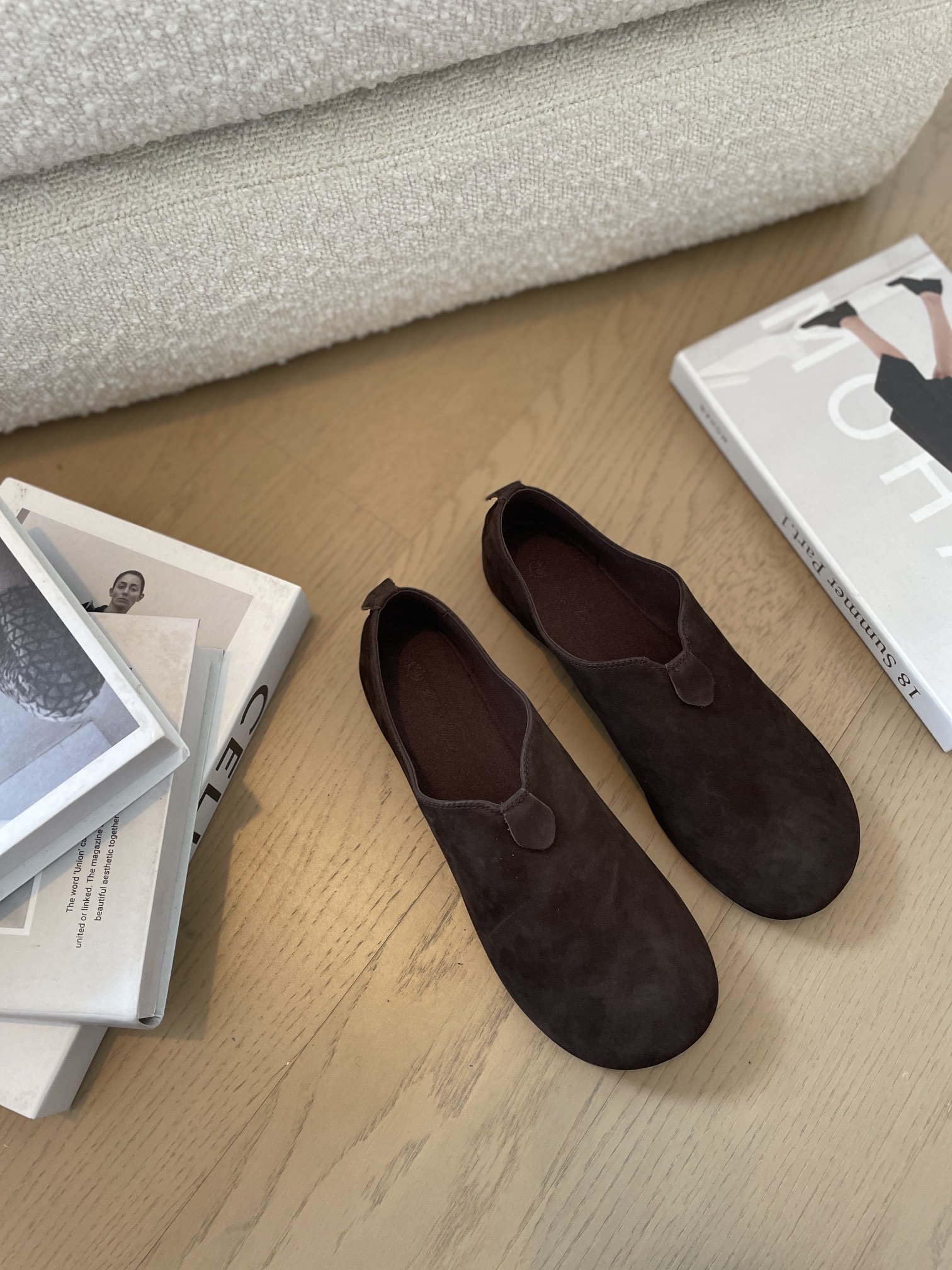 NO:239094,This L will definitely give you a bright feeling, especially for girls who like navy style and simple French style. They are rich, leisurely and tasteful. There is no mark on their body, but they can’t say it’s comfortable. When you ask, the price may be several times the size of those big logo items. Buying L shoes is like buying art worth investing. If you don’t have the same style, you always feel a kind of added value. Loro iana Grandma shoes Flat shoes Material top layer cowhide Soles genuine leather soles, loro piana, loro piana, loafers, flats, cowhide, Leather soles19860909这款L,绝对给你眼前一亮的感觉,尤其是对于喜欢海军风和简约法式风的妹子.有钱有闲有品位的感觉,浑身上下没有一个标记,但就是说不出来的熨帖舒服,一问价格,可能是那些大logo单品的好几倍.买L的鞋子,就像买值得投资的艺术品一样,不撞款,总觉得有种增值的快乐. Loro iana 奶奶鞋 平底鞋 材质头层牛皮 鞋底真皮大底,乐福鞋,loro piana,loro piana,loafers,flats,cowhide,Leather soles,Women's Shoes