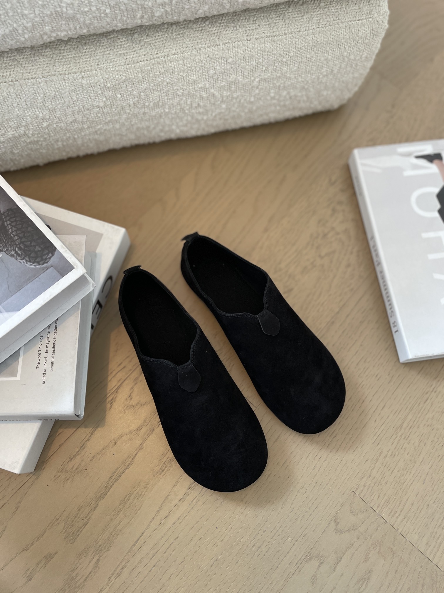 NO:239091,This L will definitely give you a bright feeling, especially for girls who like navy style and simple French style. They are rich, leisurely and tasteful. There is no mark on their bodies, but they are just unspeakable. When you ask about the price, it may be several times the price of those big logo items. Buying L shoes is like buying art worth investing. If you don’t have the same style, you always feel a kind of added value. Loro iana Grandma shoes Flat shoes Material top layer cowhide, loro piana, loro piana, loafers, flats, cowhide19860909这款L,绝对给你眼前一亮的感觉,尤其是对于喜欢海军风和简约法式风的妹子.有钱有闲有品位的感觉,浑身上下没有一个标记,但就是说不出来的熨帖舒服,一问价格,可能是那些大logo单品的好几倍.买L的鞋子,就像买值得投资的艺术品一样,不撞款,总觉得有种增值的快乐. Loro iana 奶奶鞋 平底鞋 材质头层牛皮,乐福鞋,loro piana,loro piana,loafers,flats,cowhide,Women's Shoes