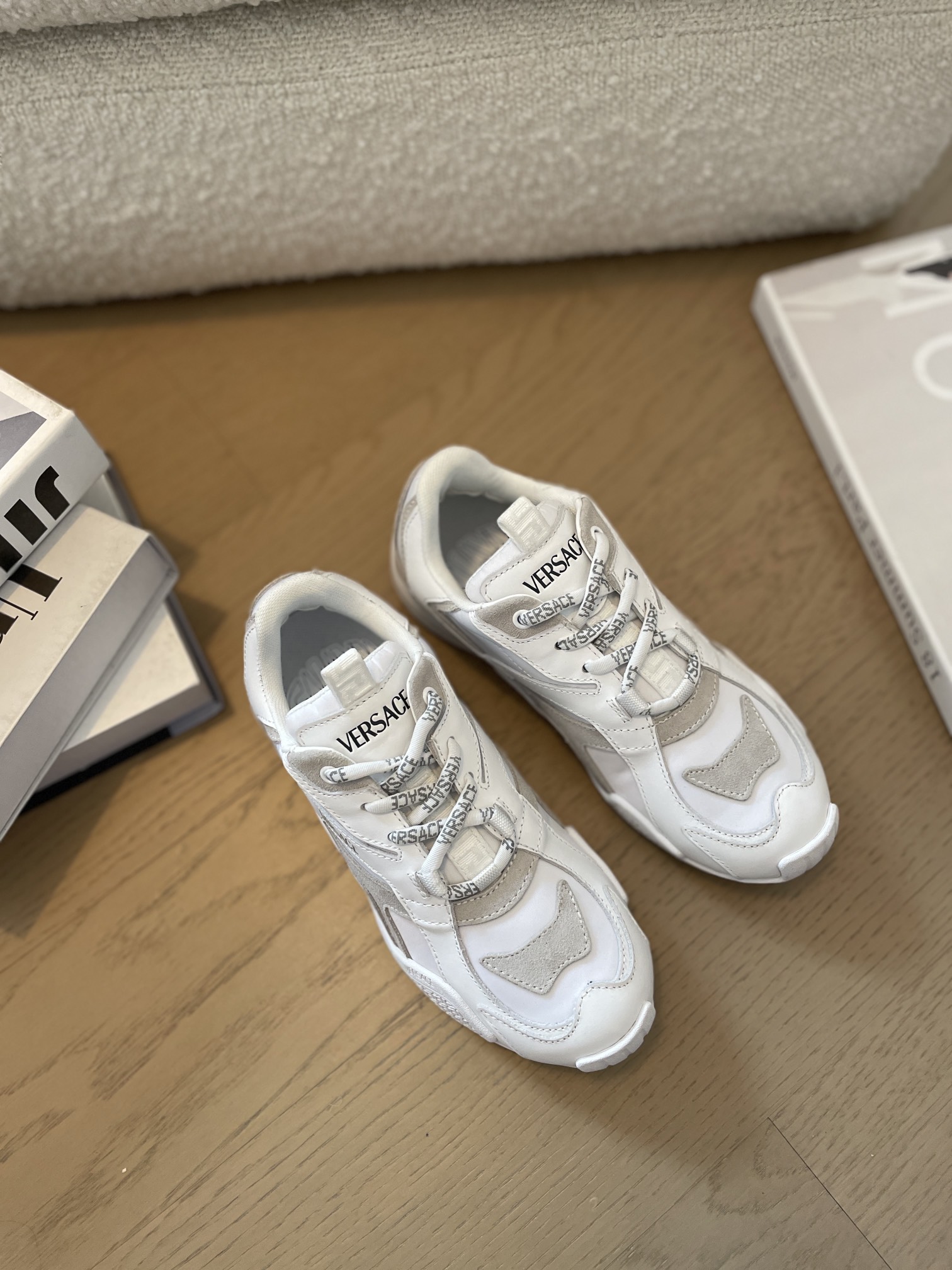 NO:233372,Versace Galaxia innovative German training sneakers Versace innovative sneakers combine the agility of boxing shoes and the power of running shoes. A thin, multi-functional rubber sole is decorated with a circular Greca pattern. The smooth last ensures comfort while the mix of cowhide, suede and technological fabrics demonstrates flexibility and structure. Upper leather and technology materials are combined with technology materials. Outsole: sports sole Size: 36-45 Price:, casual shoes/sports shoes, versace, sneakers, cowhide, chamois leather19860909Versace Galaxia创新德训运动鞋 Versace创新运动鞋,融合拳击鞋的敏捷性和跑鞋的力量感.轻薄、多功能橡胶大底饰有循环出现的Greca图案.光滑的鞋楦确保穿着舒适,而牛皮革、麂皮和科技面料的混搭则彰显灵活性和结构感. 鞋面皮拼科技材料 大底:运动大底 码数:36-45 价格:,休闲鞋/运动鞋,versace,sneakers,cowhide,chamois leather,Women's Shoes