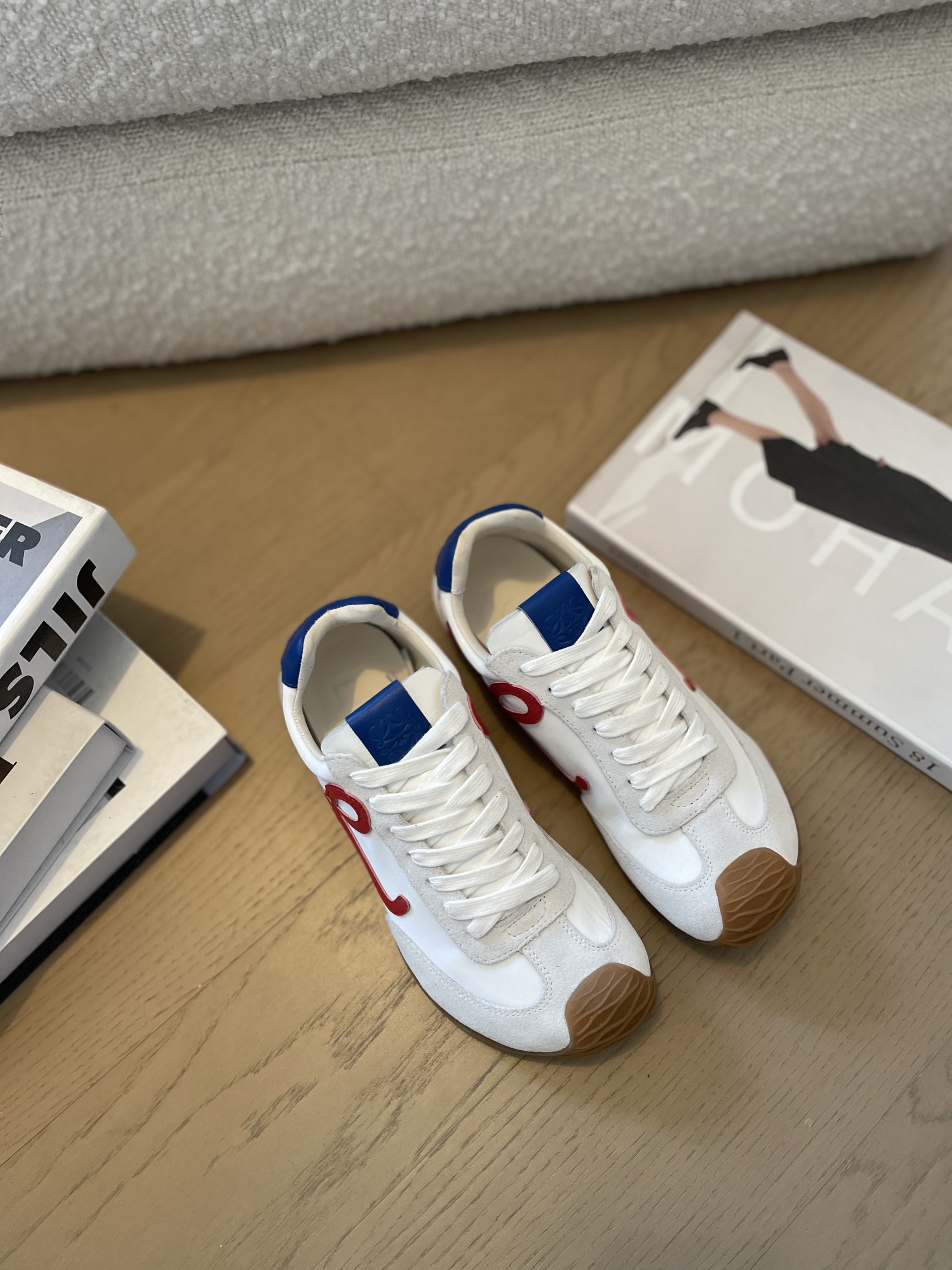 NO:233363,As a boxing fan, Jonathan Anderson, creative director of LOEWE, brought a mid-top boxing shoe at the brand's SS25 launch conference. Combining piano and boxing elements, the side of the shoe poetically presents the brand's LOGO in the form of notes. The design of conventional boxing shoes can also integrate different aesthetic styles. For example, Dior got inspiration from the outfit of the Amazon female warrior on the SS25 show, and borrowed the high-top strap design of boxing boots to create functional style boots. Loewe high-top sports shoes Loewe boxing shoes Material top layer cowhide Sole rubber outsole Size 35-44 Numbers buckles Not matched, casual shoes/sports shoes, dior, loewe, loewe, boots, sneakers, cowhide19860909LOEWE创意总监Jonathan Anderson身为拳击迷,在品牌的SS25发布会上带来一款中帮拳击鞋,结合钢琴和拳击元素,鞋侧用音符的方式诗意呈现品牌LOGO.常规拳击鞋的设计之上,还可以融合不同的美学风格,比如Dior在SS25秀场上则从亚马逊女战士的装束获得灵感,借鉴拳击靴的高帮绑带设计打造机能风长靴. 罗意威高帮运动鞋 罗意威拳击鞋 材质头层牛皮 鞋底橡胶大底 码数35-44 编号 配扣饰 不配,休闲鞋/运动鞋,dior,loewe,loewe,boots,sneakers,cowhide,Women's Shoes