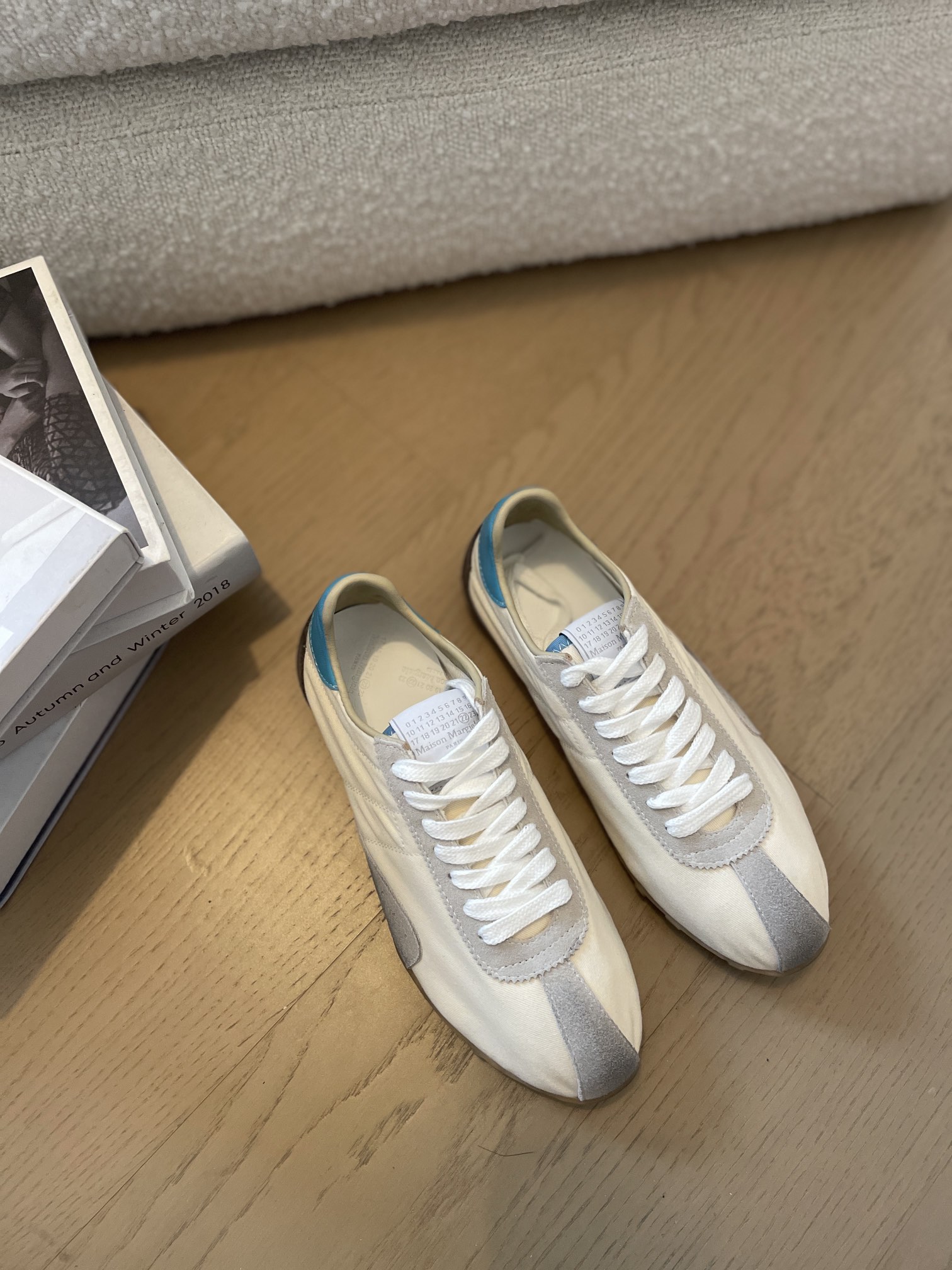 NO:233378,Whether you are a sneaker lover or a fashionable fashionable guy who keeps up with you, you will fall in love with Dexun shoes. Its appearance is similar to ordinary white shoes, but if you look closely, you will find that there are many details. A versatile and practical design. It is suitable for any style. Many fashion and sports brands have launched popular Dexun shoes. Now you can buy a pair of Dexun shoes. You will not go out of date for many years~ MM6 Magila Spring and Summer New Couple Dexun shoes. Not long ago, the brand new sports shoes were released. Sprinter fabric suede/tarp inner sheepskin. Original open mold rubber sole size for women 35-40 men 39-45 (40.45 customization) Original packaging, casual shoes/sports shoes, masion margiela,masion margiela,sneakers,sheepskin,chamois leather19860909无论是你中毒球鞋爱好者 还是紧跟时尚的时髦精 你都会爱上德迅鞋 它的外形跟一般的小白鞋差不多 但仔细看会发现有不少细节处理 百搭又实用的设计 配搭任何风格都很合适 很多时装和运动品牌都有推出大熱的德訓鞋 现在入手一双德训鞋可以穿很多年都不会过时哦~ MM6马吉拉春夏新款情侣德训鞋 不久前发布全新的运动鞋款 Sprinter 面料麂皮/防水布 内里羊皮 大底原版开模橡胶底 码数女35-40男39-45（40.45定制） 原版包装,休闲鞋/运动鞋,masion margiela,masion margiela,sneakers,sheepskin,chamois leather,Women's Shoes