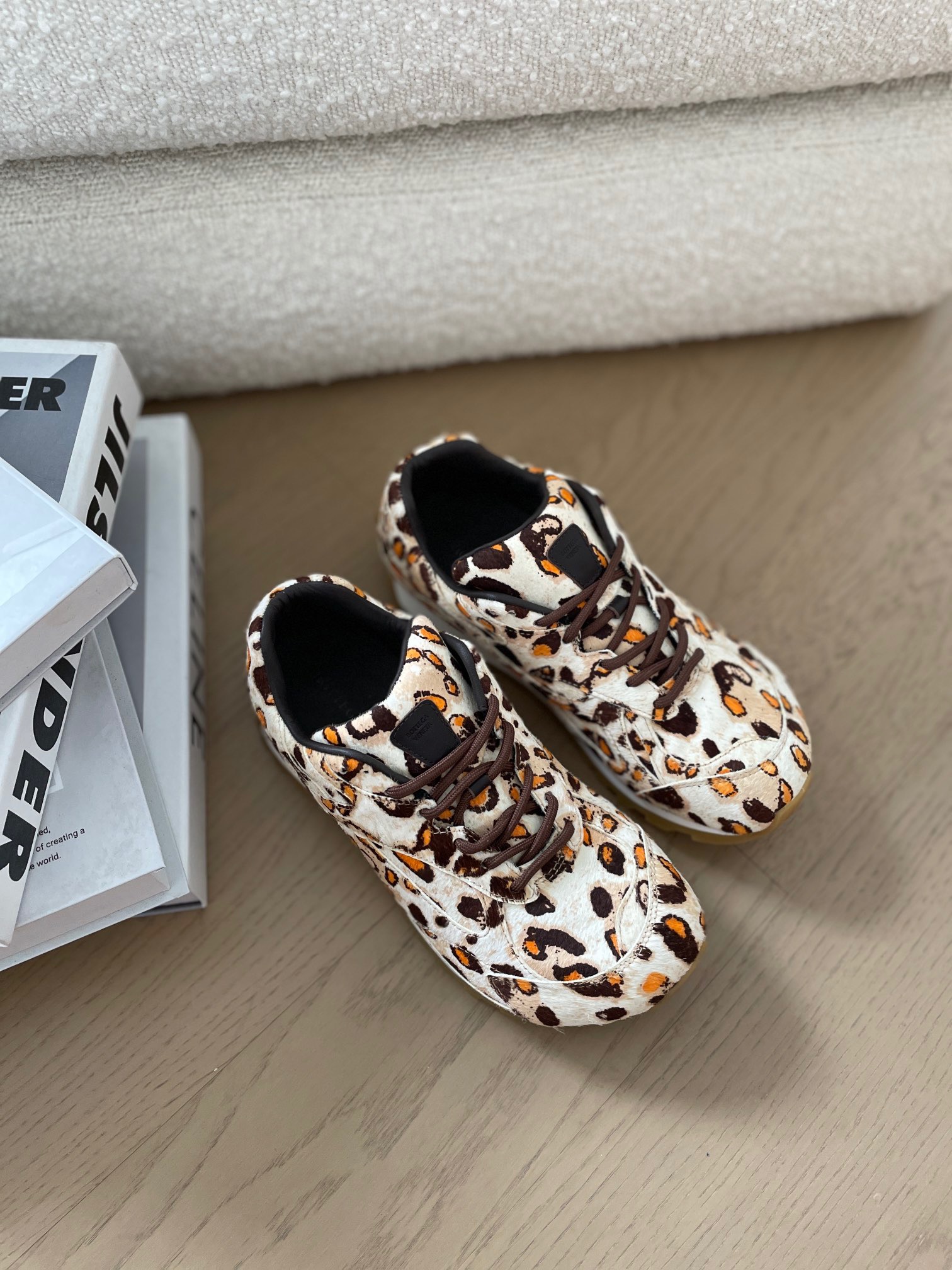 NO:233351,Bottega Veneta BV Orbit sneakers Wang Yibo Same style couple dad shoes Runner sneakers, using lightweight technology mesh fabric. Matched with geometric patterns to design rubber outsole. Wangfen series High-version Accurate the bagging process. The actual height increases a lot, still makes the legs look thinner very nice. Size 35-39 40-41 order No. 3186-1 Women's 350, casual shoes/sports shoes, bottega veneta, bottega veneta, sneakers19860909Bottega Veneta BV Orbit运动鞋 王一博 同款 情侣款老爹鞋 Runner运动鞋,采用轻质科技网布面料. 搭配几何图案设计橡胶外底. 王炸系列 高版本 认准套包工艺 实际增高很多哦,还是一样显腿细 非常nice 码数女35-39 40-41订 编号3186-1 女350,休闲鞋/运动鞋,bottega veneta,bottega veneta,sneakers,Women's Shoes