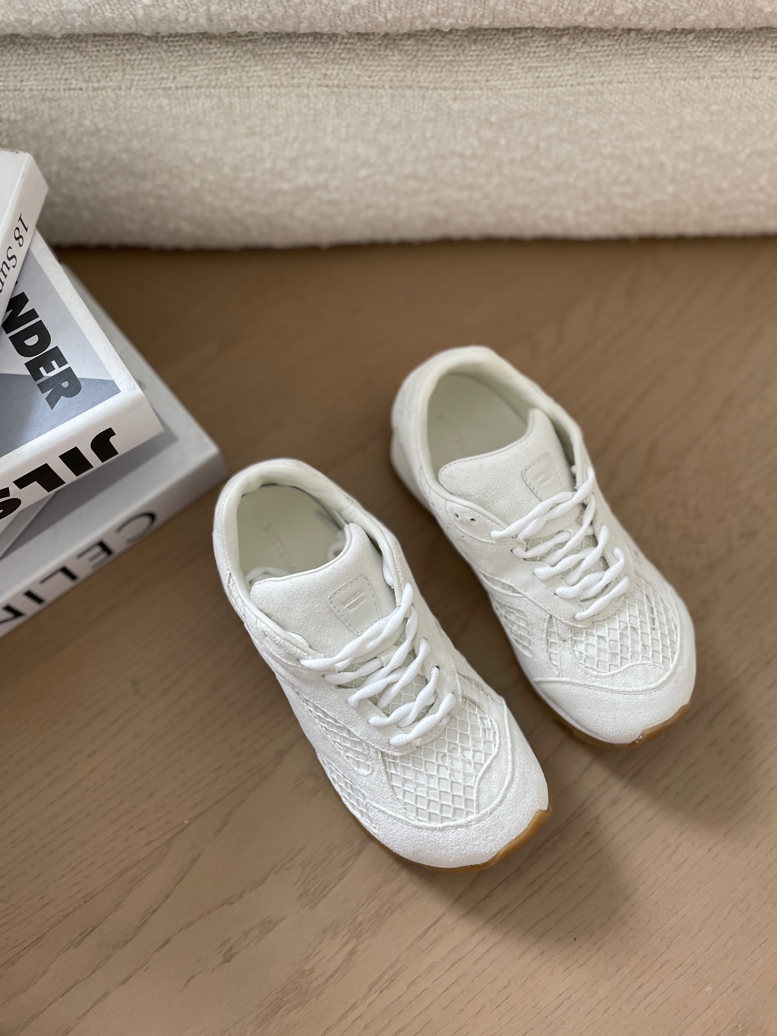 NO:233354,Bottega Veneta BV Orbit sneakers Wang Yibo Same style couple dad shoes Runner sneakers, using lightweight technology mesh fabric. Matched with geometric patterns to design rubber outsole. Wangfen series High-version Accurate the bagging process. The actual height increases a lot, and the legs are still thin. Very nice. Size 35-39 40-41 order No. 3186-1 Women's 330, casual shoes/sports shoes, bottega veneta, bottega veneta, sneakers19860909Bottega Veneta BV Orbit运动鞋 王一博 同款 情侣款老爹鞋 Runner运动鞋,采用轻质科技网布面料. 搭配几何图案设计橡胶外底. 王炸系列 高版本 认准套包工艺 实际增高很多哦,还是一样显腿细 非常nice 码数女35-39 40-41订 编号3186-1 女330,休闲鞋/运动鞋,bottega veneta,bottega veneta,sneakers,Women's Shoes