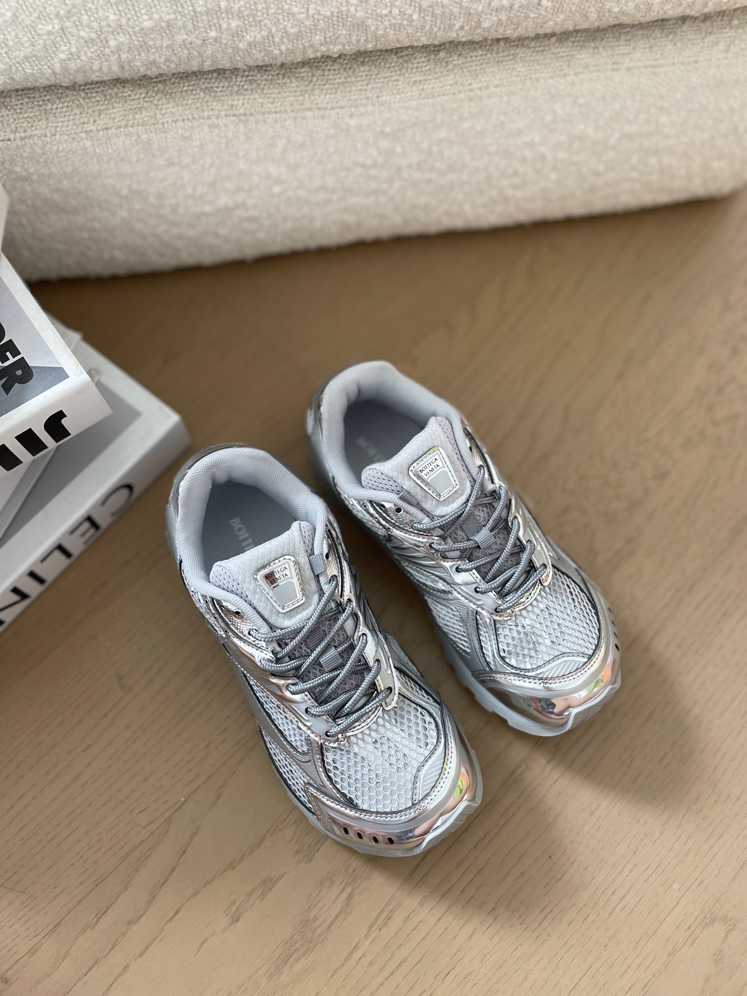 NO:233360,Bottega Veneta BV Orbit sneakers Wang Yibo Same style couple dad shoes Runner sneakers, using lightweight technology mesh fabric. Matched with geometric patterns to design rubber outsole. Wangfang series High-version Observe the bagging process. The actual height increases a lot, still makes the legs look thinner very nice. Size 35-39 40-41 orders for men 39-44 45 orders No. 3186-1 Women 310, men 320, casual shoes/sports shoes, bottega veneta, bottega veneta, bottega veneta, sneakers19860909Bottega Veneta BV Orbit运动鞋 王一博 同款 情侣款老爹鞋 Runner运动鞋,采用轻质科技网布面料. 搭配几何图案设计橡胶外底. 王炸系列 高版本 认准套包工艺 实际增高很多哦,还是一样显腿细 非常nice 码数女35-39 40-41订 男39-44 45订 编号3186-1 女310,男320,休闲鞋/运动鞋,bottega veneta,bottega veneta,sneakers,Women's Shoes