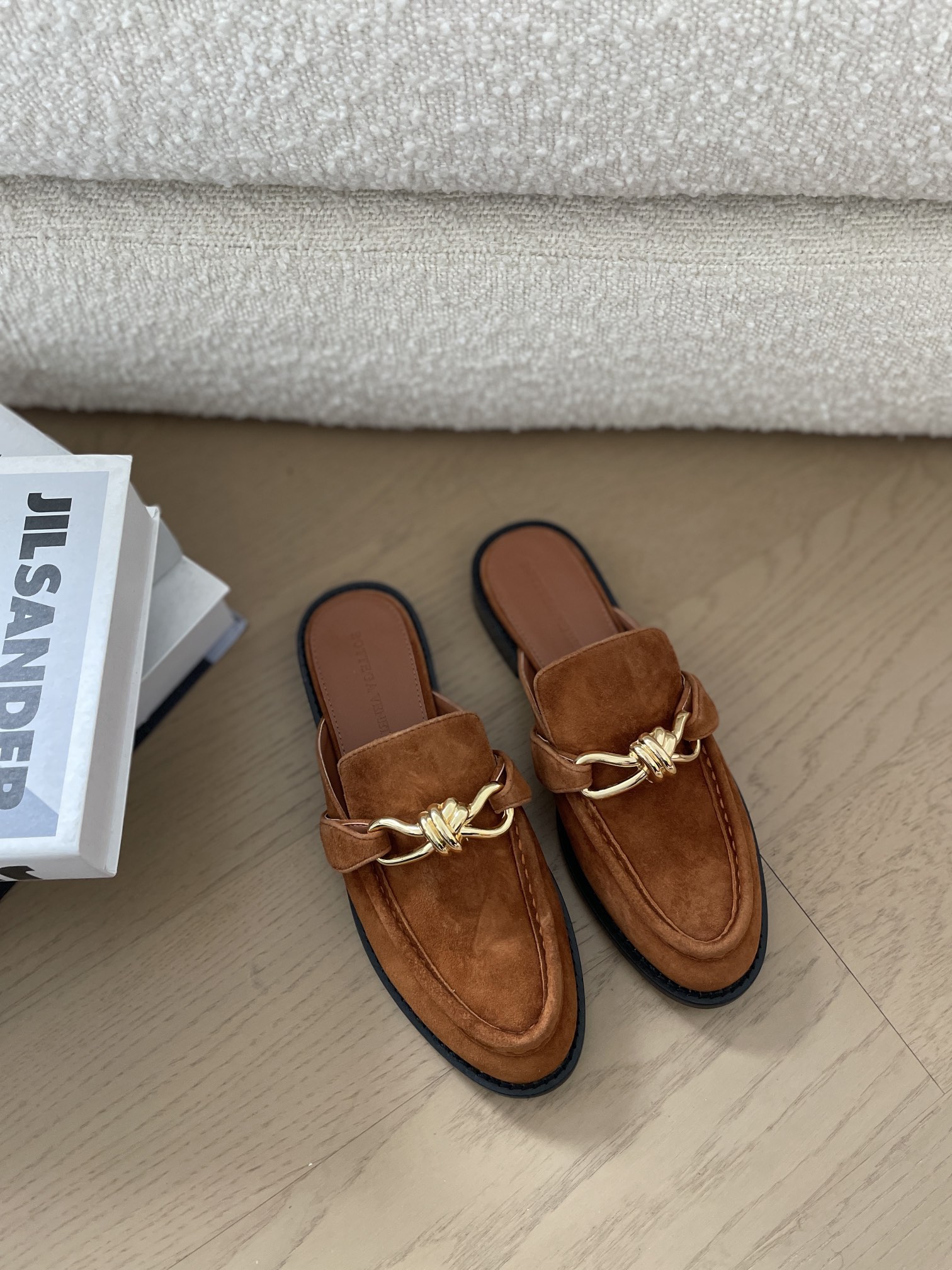 NO:233362,Bottega Veneta (BV) is the most successful brand in the fashion industry today. In addition to the bags and selling a lot, Baodi’s shoes cannot be ignored!  Justin’s wife, Hailey Bieber, is an icon of today’s girls. Her outfit has become an indicator. In the private photos she has been captured recently, she does not wear high heels or chooses trendy sneakers. Instead, she uses a pair of Bottega Veneta loafers to make her temperament 100%!  bv slippers knot slippers material cowhide sole genuine leather outsole size for women 35-42 size code 8021-2, loafers, bottega veneta, bottega veneta, bottega veneta, bottega veneta, loafers, high heels, slippers, cowhide, Leather soles19860909葆蝶家Bottega Veneta（BV）是当今时尚圈翻身最成功的品牌,除了包款卖翻天外,葆蝶家的鞋履也不容忽视！小贾斯汀的太太Hailey Bieber身为当今女孩的icon,她的穿搭已经成为指标,在近日她被捕捉到的私着照中,她不穿高跟鞋,也不挑潮流球鞋,反而用一双葆蝶家Bottega Veneta乐福鞋让气质一百分！ bv拖鞋 绳结拖鞋 材质牛皮 鞋底真皮大底 码数女码35-42定 编码8021-2,乐福鞋,bottega veneta,bottega veneta,bottega veneta,loafers,high heels,slippers,cowhide,Leather soles,Women's Shoes