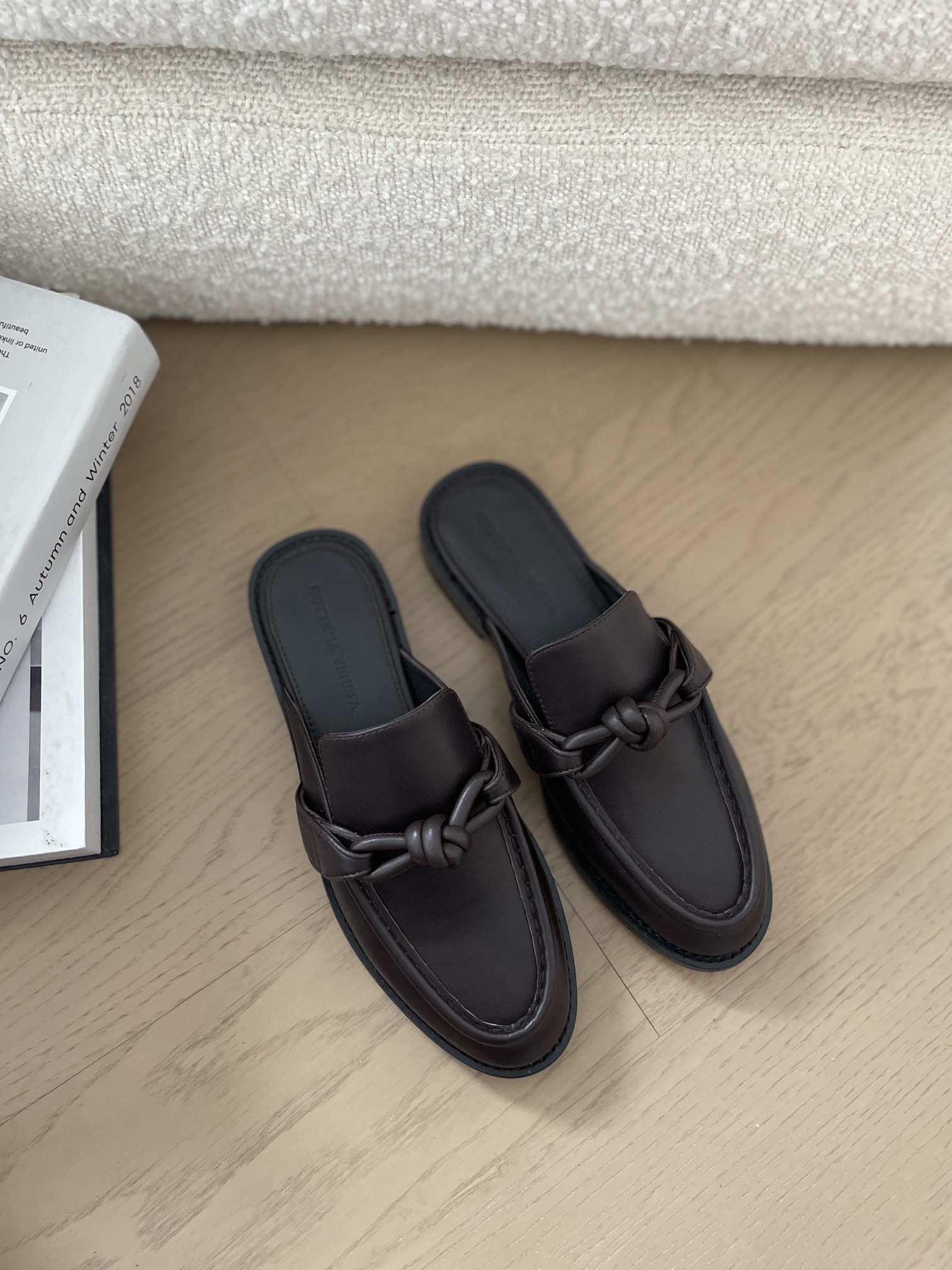 NO:233377,Bottega Veneta (BV) is the most successful brand in the fashion industry today. In addition to the bags and selling a lot, Baodi’s shoes cannot be ignored!  Justin’s wife, Hailey Bieber, is an icon of today’s girls. Her outfit has become an indicator. In the private photos she has been captured recently, she does not wear high heels or chooses trendy sneakers. Instead, she uses a pair of Bottega Veneta loafers to make her temperament 100%!  bv slippers knot slippers material cowhide sole genuine leather outsole size number for women 35-42 fixed code 8021-2, semi-drag, bottega veneta, bottega veneta, bottega veneta, bottega veneta, loafers, high heels, slippers, cowhide, Leather soles19860909葆蝶家Bottega Veneta（BV）是当今时尚圈翻身最成功的品牌,除了包款卖翻天外,葆蝶家的鞋履也不容忽视！小贾斯汀的太太Hailey Bieber身为当今女孩的icon,她的穿搭已经成为指标,在近日她被捕捉到的私着照中,她不穿高跟鞋,也不挑潮流球鞋,反而用一双葆蝶家Bottega Veneta乐福鞋让气质一百分！ bv拖鞋 绳结拖鞋 材质牛皮 鞋底真皮大底 码数女码35-42定 编码8021-2,半拖,bottega veneta,bottega veneta,bottega veneta,loafers,high heels,slippers,cowhide,Leather soles,Women's Shoes