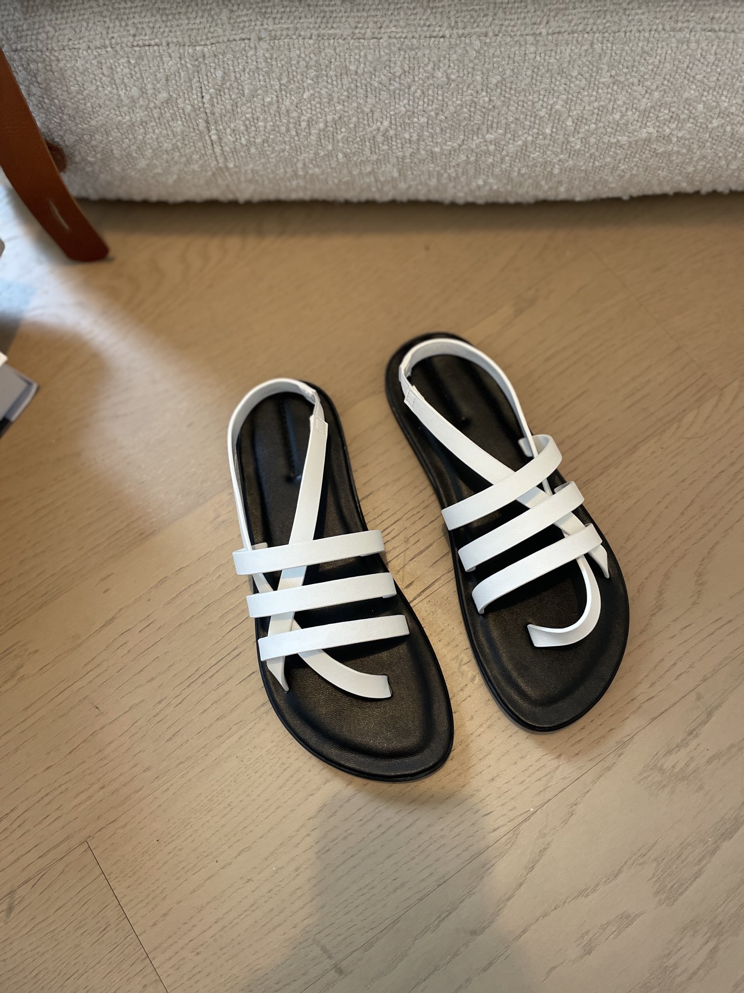 NO:239090,The Row has not only been popular in the past two years, but also has a variety of shoes that are particularly popular among fashionable girls. I studied it and found that everyone's favorite boot is Zied Boot, and many celebrities are fans of it!  The design continues the minimalist aesthetic of The Row, and the brand is hardly visible. But those who know the knowledge can know at a glance that the owner of the shoe is definitely not short of money~ Moreover, this pair of short boots itself is easy to wear. The boots are very wrapped and have a relatively friendly length, just revealing the slimmest part of the calves. The thick-soled design can make the ankles look thinner. You only need to match them in a simple way in daily life to create a simple and fashionable look!  The row slippers woven slippers material cowhide sole original outsole size women's size 35-40 Number:, sandals, sandals, boots, slippers, cowhide19860909The Row这两年不光包火,各式各样的鞋也特别受时髦女生们欢迎. 我研究了下,发现大家最爱的靴子还是Zied Boot,而且好多明星都是它的粉丝！设计延续着The Row的极简美学,几乎看不出品牌.但懂行的人一眼就能知道鞋子的主人肯定不差钱~而且这双短靴本身也蛮好穿的,靴筒包裹性很强,长度也比较友好,刚好能露出小腿最苗条的部分. 厚底设计还能衬得脚踝更纤细,日常只需简单搭配,就能打造出简约又时髦的look！ The row 拖鞋 编织拖鞋 材质牛皮 鞋底原版大底 码数女码35-40 编号:,凉鞋,sandals,boots,slippers,cowhide,Women's Shoes