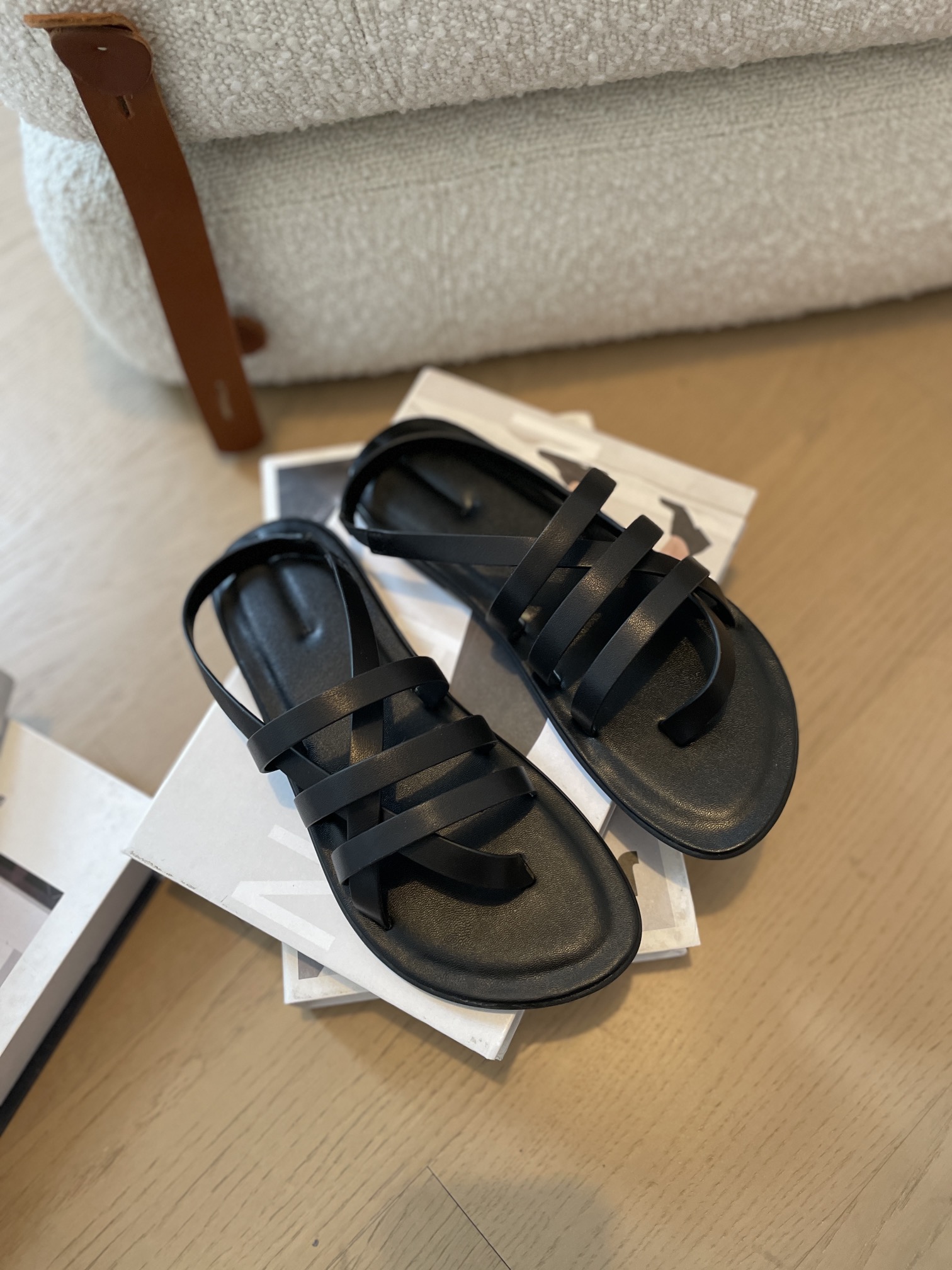 NO:239086,The Row has not only been popular in the past two years, but also has a variety of shoes that are particularly popular among fashionable girls. I studied it and found that everyone's favorite boot is Zied Boot, and many celebrities are fans of it!  The design continues the minimalist aesthetic of The Row, and the brand is hardly visible. But those who know the knowledge can know at a glance that the owner of the shoe is definitely not short of money~ Moreover, this pair of short boots itself is easy to wear. The boots are very wrapped and have a relatively friendly length, just revealing the slimmest part of the calves. The thick-soled design can make the ankles look thinner. You only need to match them in a simple way in daily life to create a simple and fashionable look!  The row slippers woven slippers material cowhide sole original outsole size women's size 35-40 Number:, sandals, sandals, boots, slippers, cowhide19860909The Row这两年不光包火,各式各样的鞋也特别受时髦女生们欢迎. 我研究了下,发现大家最爱的靴子还是Zied Boot,而且好多明星都是它的粉丝！设计延续着The Row的极简美学,几乎看不出品牌.但懂行的人一眼就能知道鞋子的主人肯定不差钱~而且这双短靴本身也蛮好穿的,靴筒包裹性很强,长度也比较友好,刚好能露出小腿最苗条的部分. 厚底设计还能衬得脚踝更纤细,日常只需简单搭配,就能打造出简约又时髦的look！ The row 拖鞋 编织拖鞋 材质牛皮 鞋底原版大底 码数女码35-40 编号:,凉鞋,sandals,boots,slippers,cowhide,Women's Shoes