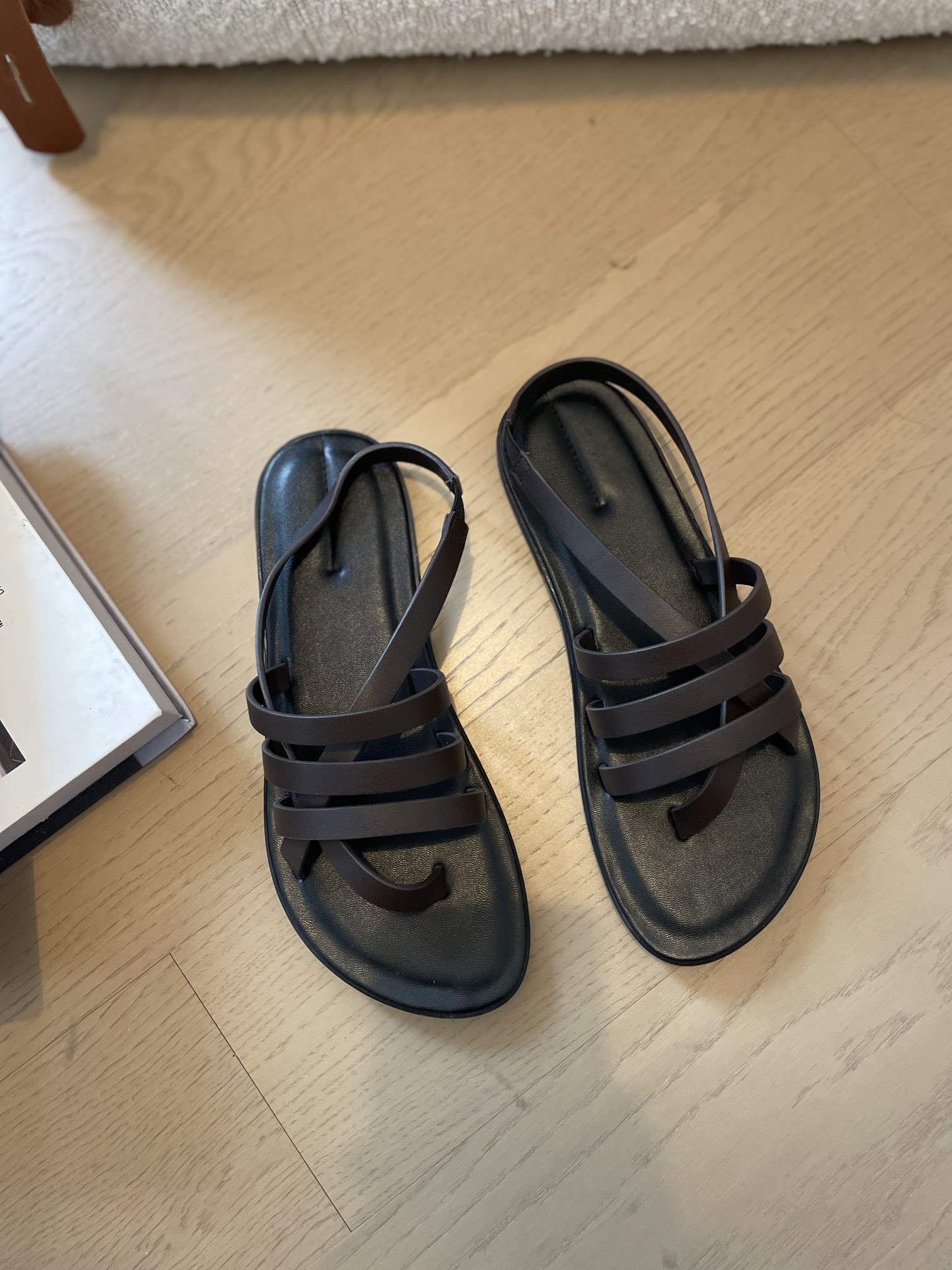 NO:233374,The Row has not only been popular in the past two years, but also has a variety of shoes that are particularly popular among fashionable girls. I studied it and found that everyone's favorite boot is Zipped Boot, and many celebrities are fans of it!  The design continues the minimalist aesthetic of The Row, and the brand is hardly visible. But those who know the knowledge can know at a glance that the owner of the shoe is definitely not short of money~ Moreover, this pair of short boots itself is easy to wear. The boots are very wrapped and have a relatively friendly length, just revealing the slimmest part of the calves. The thick-soled design can make the ankles look thinner. You only need to match them in a simple way in daily life to create a simple and fashionable look!  The row slippers woven slippers material cowhide sole original outsole size women's size 35-40 Number:, sandals, sandals, boots, slippers, cowhide19860909The Row这两年不光包火,各式各样的鞋也特别受时髦女生们欢迎. 我研究了下,发现大家最爱的靴子还是Zipped Boot,而且好多明星都是它的粉丝！设计延续着The Row的极简美学,几乎看不出品牌.但懂行的人一眼就能知道鞋子的主人肯定不差钱~而且这双短靴本身也蛮好穿的,靴筒包裹性很强,长度也比较友好,刚好能露出小腿最苗条的部分. 厚底设计还能衬得脚踝更纤细,日常只需简单搭配,就能打造出简约又时髦的look！ The row 拖鞋 编织拖鞋 材质牛皮 鞋底原版大底 码数女码35-40 编号:,凉鞋,sandals,boots,slippers,cowhide,Women's Shoes