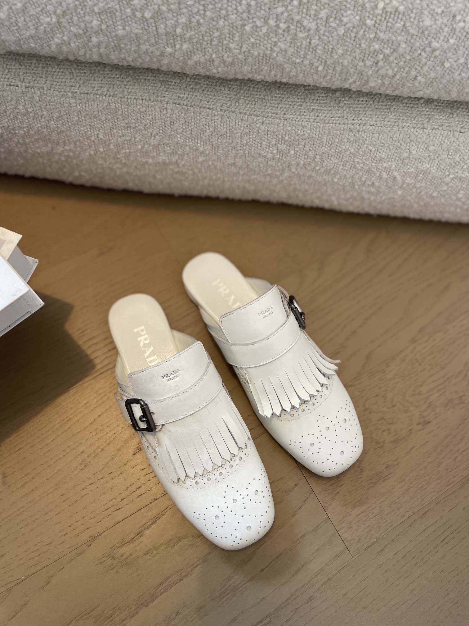 NO:233370,The beautiful design makes people excited. Family members who want to buy a pair of fashionable shoes for themselves. This time, the beautiful high heels that appear in the Prada autumn and winter series can definitely be added to your fashionable choice. The excited family can act. Prada's Brushed Leather Slingback Pumps with Floral Appliques has a textured leather exposed-heeled shoe body and has letters embellished above, which is very suitable for versatile styles in the four seasons. The elegant and feminine design is difficult to make people not be moved. Prada semi-slide slippers, bag-toe slippers, natural cowhide sole, genuine leather outsole, size 35-39, 40 fixed number, semi-slide, prada, prada, high  heels, slippers, cowhide, Leather soles19860909唯美的设计让人心动不已,想为自己购入一双时髦鞋履的家人,这次在Prada 普拉达秋冬系列中登场的绝美高跟鞋们绝对是能加入在你鞋柜中的时尚选择,心动的家人可以行动了,普拉达这双Brushed Leather Slingback Pumps with Floral Appliques,有着质感的皮革制露跟鞋身,并在上方有着字母标点缀,非常适合百搭配在四季的造型之中.优雅又充满女人味的设计,很难让人不心动. 普拉达半拖 拖鞋 包头拖鞋 材质天然牛皮 鞋底真皮大底 码数女码35-39 40定 编号,半拖,prada,prada,high heels,slippers,cowhide,Leather soles,Women's Shoes