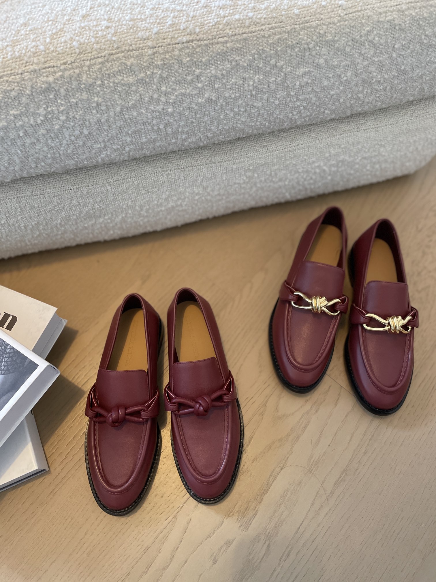 NO:233365,Bottega Veneta (BV) is the most successful brand in the fashion industry today. In addition to the bags and selling a lot, Baodi’s shoes cannot be ignored!  Justin’s wife, Hailey Bieber, is an icon of today’s girls. Her outfit has become an indicator. In the private photos she has been captured recently, she does not wear high heels or chooses trendy sneakers. Instead, she uses a pair of Bottega Veneta loafers to make her temperament 100%!  Bv single shoes, knotted shoes, material cowhide, leather sole, size, women's size 35-42 fixed color model 330, loafers, bottega veneta, bottega veneta, bottega veneta, bottega veneta, loafers, high heels, cowhide, Leather soles19860909葆蝶家Bottega Veneta（BV）是当今时尚圈翻身最成功的品牌,除了包款卖翻天外,葆蝶家的鞋履也不容忽视！小贾斯汀的太太Hailey Bieber身为当今女孩的icon,她的穿搭已经成为指标,在近日她被捕捉到的私着照中,她不穿高跟鞋,也不挑潮流球鞋,反而用一双葆蝶家Bottega Veneta乐福鞋让气质一百分！ Bv单鞋 绳结单鞋 材质牛皮 鞋底真皮大底 码数女码35-42定 擦色款330,乐福鞋,bottega veneta,bottega veneta,bottega veneta,loafers,high heels,cowhide,Leather soles,Women's Shoes