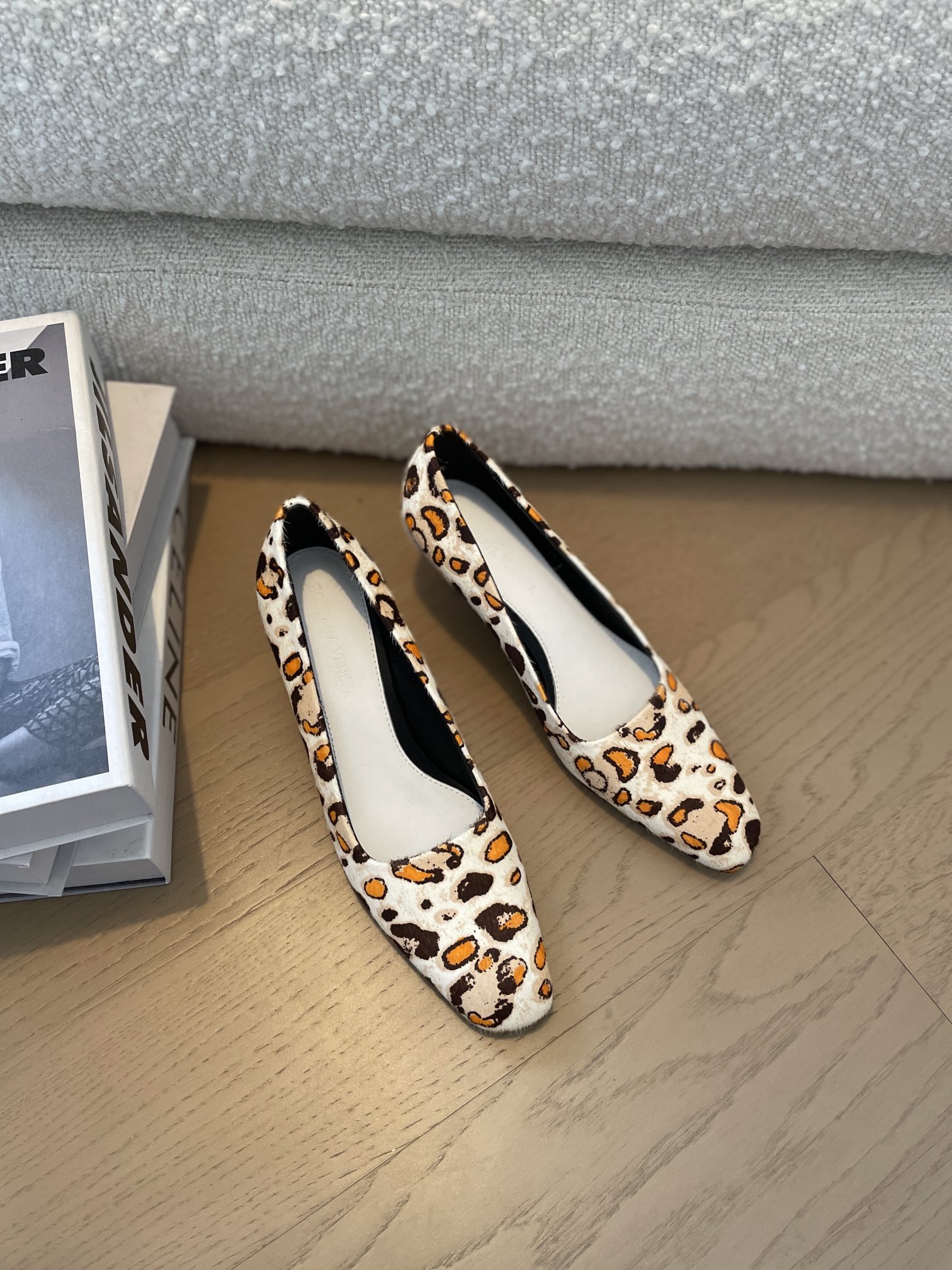 NO:233356,Bottega Veneta (BV) is the most successful brand in the fashion industry today. In addition to the bags and selling a lot, Baodi’s shoes cannot be ignored!  Justin's wife Hailey Bieber, as an icon for today's girls, her outfit has become an indicator. In the private photos she has been captured recently, she does not wear high heels or chooses trendy sneakers. Instead, she uses a pair of Baodie's Bottega Veneta kitten heels Bv high heels boogie kitten heels material cowhide sole genuine leather sole size 35-42 for women, single shoes, bottega veneta, bottega veneta, bottega veneta, high heels, cowhide, Leather soles19860909葆蝶家Bottega Veneta（BV）是当今时尚圈翻身最成功的品牌,除了包款卖翻天外,葆蝶家的鞋履也不容忽视！小贾斯汀的太太Hailey Bieber身为当今女孩的icon,她的穿搭已经成为指标,在近日她被捕捉到的私着照中,她不穿高跟鞋,也不挑潮流球鞋,反而用一双葆蝶家Bottega Veneta小猫跟鞋 Bv高跟鞋 boogie 小猫跟鞋 材质牛皮 鞋底真皮大底 码数女码35-42定,单鞋,bottega veneta,bottega veneta,bottega veneta,high heels,cowhide,Leather soles,Women's Shoes