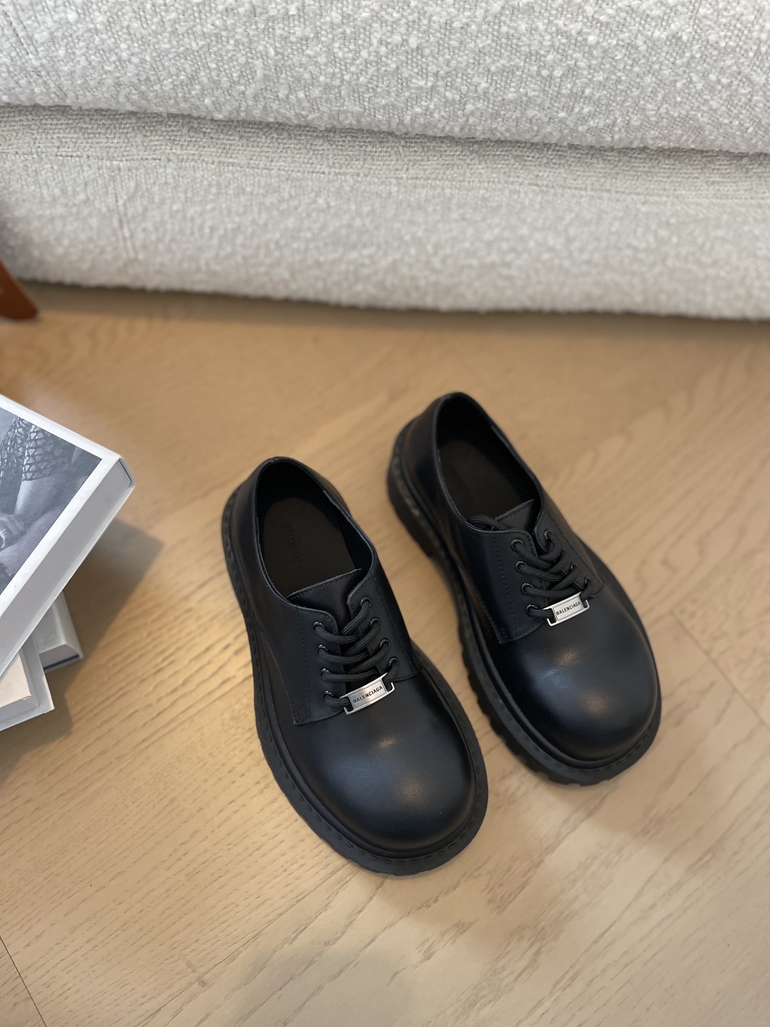 NO:233335,BALENCIAGA TRACTOR big-headed derby shoes Loafers shoes The derby that was released before has updated the basic style of Loafers. It also adds warm winter fur elements. It is more daily and is more comfortable to match. The original mid-light open-edge beaded cowhide is restrained and stylish. It is matched with the brand logo on the shoe cover. The rhythm of closing the eyes. The inner and foot pads are made of lamb fur. The texture is soft and delicate. Brand gear-type rubber outsole. Size 35-39, casual shoes/sports shoes, balenciaga, balenciaga, loafers, sneakers, cowhide19860909BALENCIAGA 巴黎世家TRACTOR大头德比鞋乐福毛毛鞋 之前出的德比更新了乐富的基础款式.并且加入了冬季保暖毛毛元素.更加日常好搭配了 原版中光的开边珠牛皮.内敛有型.搭配鞋盖上的品牌logo家常.闭眼入的节奏 内里和垫脚均为羊羔毛材质.质地柔软细腻 品牌齿轮型橡胶大底 码数35-39,休闲鞋/运动鞋,balenciaga,balenciaga,loafers,sneakers,cowhide,Women's Shoes